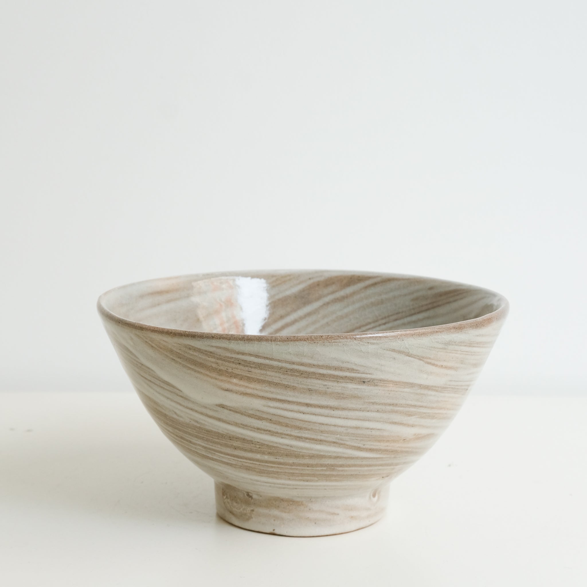 Bol à nouille en grès D 19,5cm / brun avec engobe blanc de Dauphine Scalbert chez Brutal Ceramics