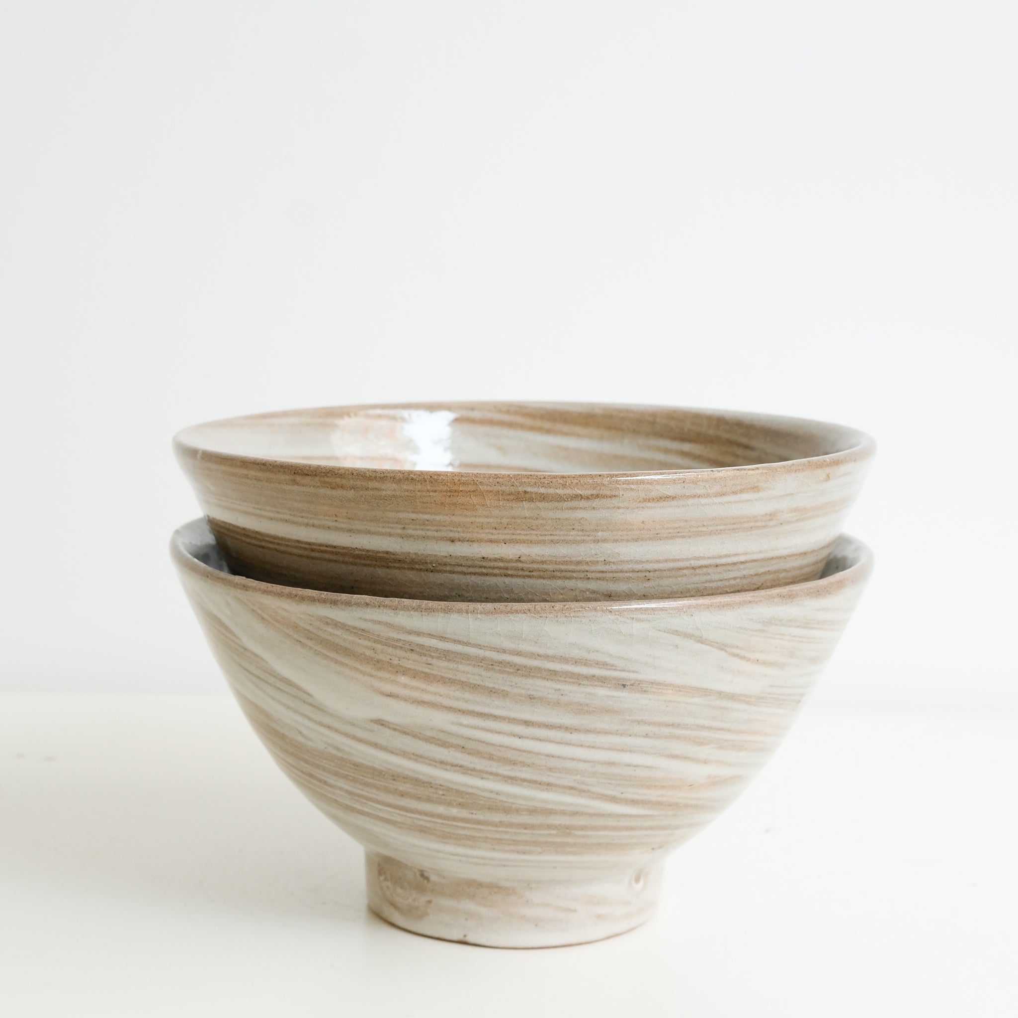 Bol à nouille en grès D 19,5cm / brun avec engobe blanc de Dauphine Scalbert chez Brutal Ceramics