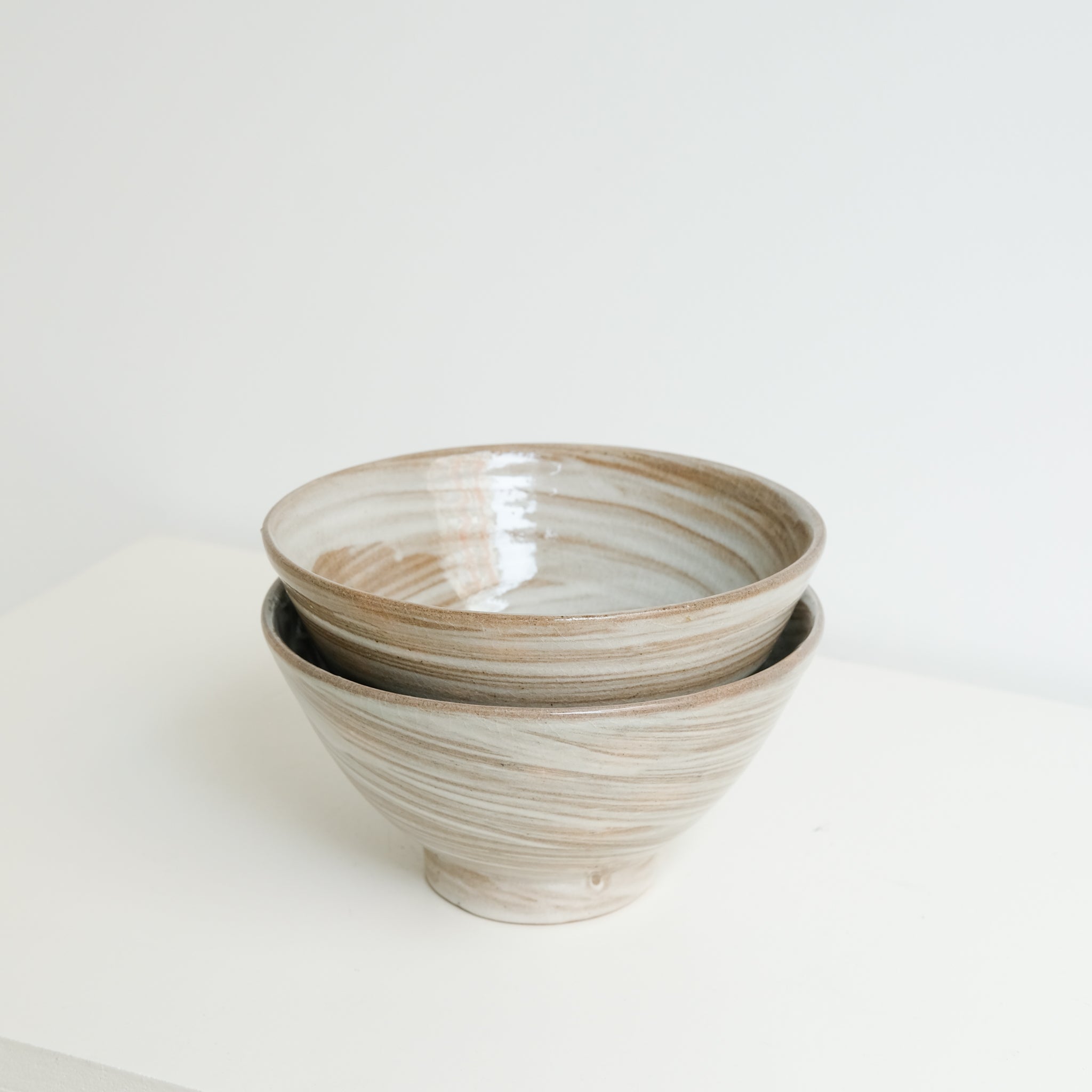 Bol à nouille en grès D 19,5cm / brun avec engobe blanc de Dauphine Scalbert chez Brutal Ceramics