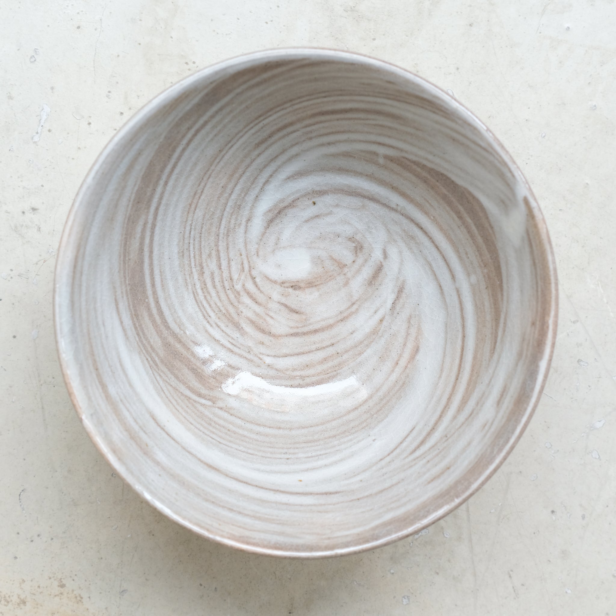Bol à nouille en grès D 19,5cm / brun avec engobe blanc de Dauphine Scalbert chez Brutal Ceramics