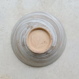Bol à nouille en grès D 19,5cm / brun avec engobe blanc de Dauphine Scalbert chez Brutal Ceramics