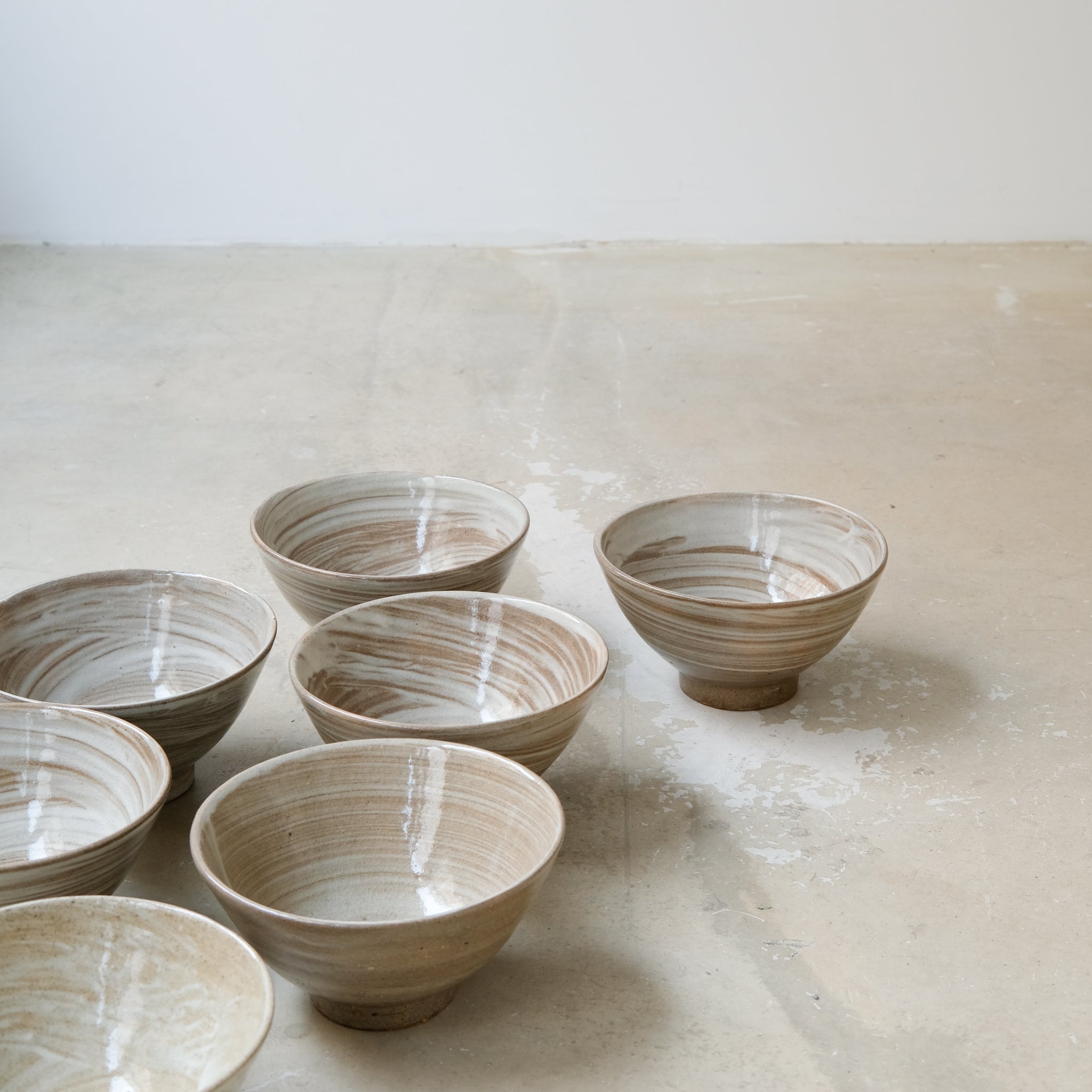 Bol à nouille en grès D 19,5cm / brun avec engobe blanc de Dauphine Scalbert chez Brutal Ceramics