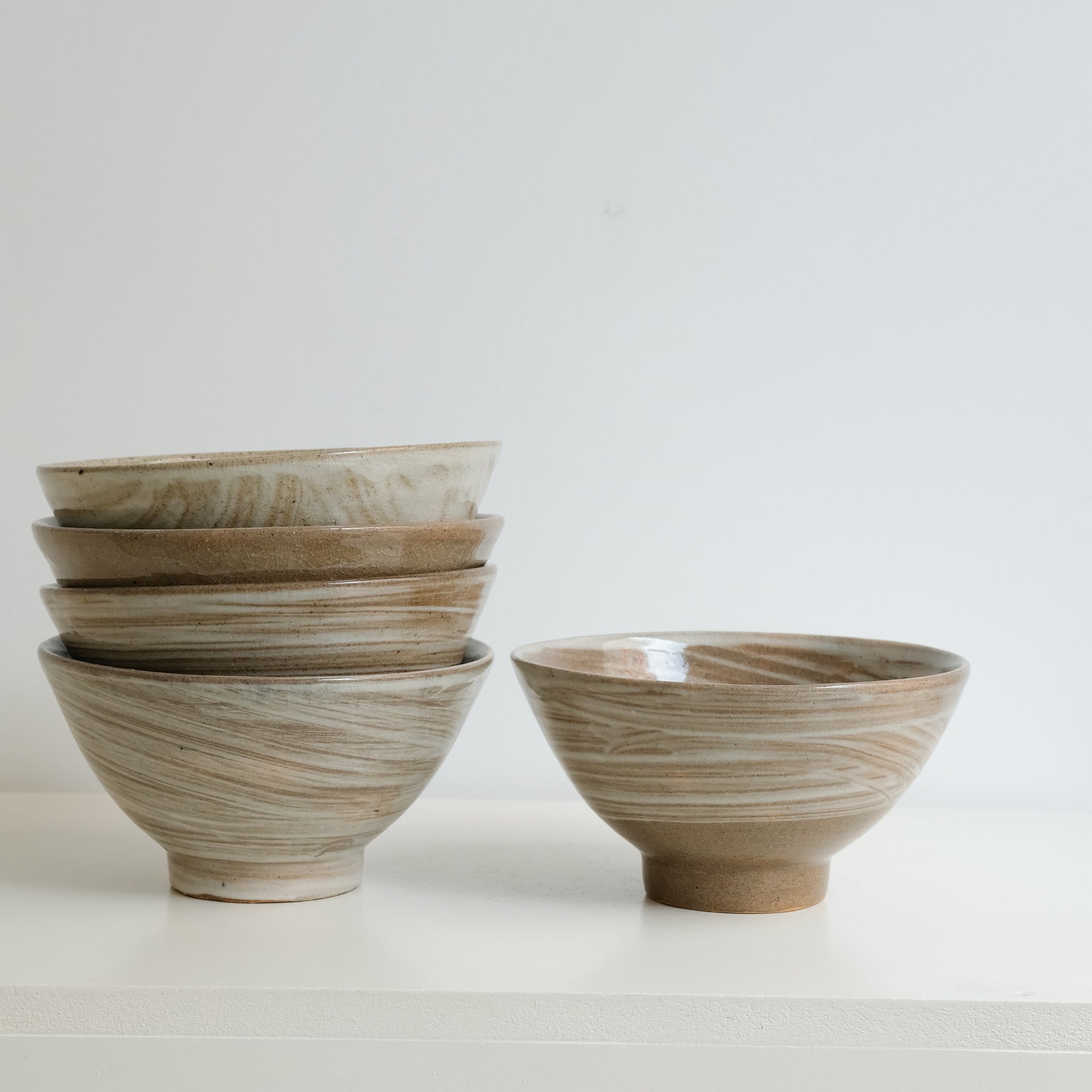 Bol à nouille en grès D 19,5cm / brun avec engobe blanc de Dauphine Scalbert chez Brutal Ceramics