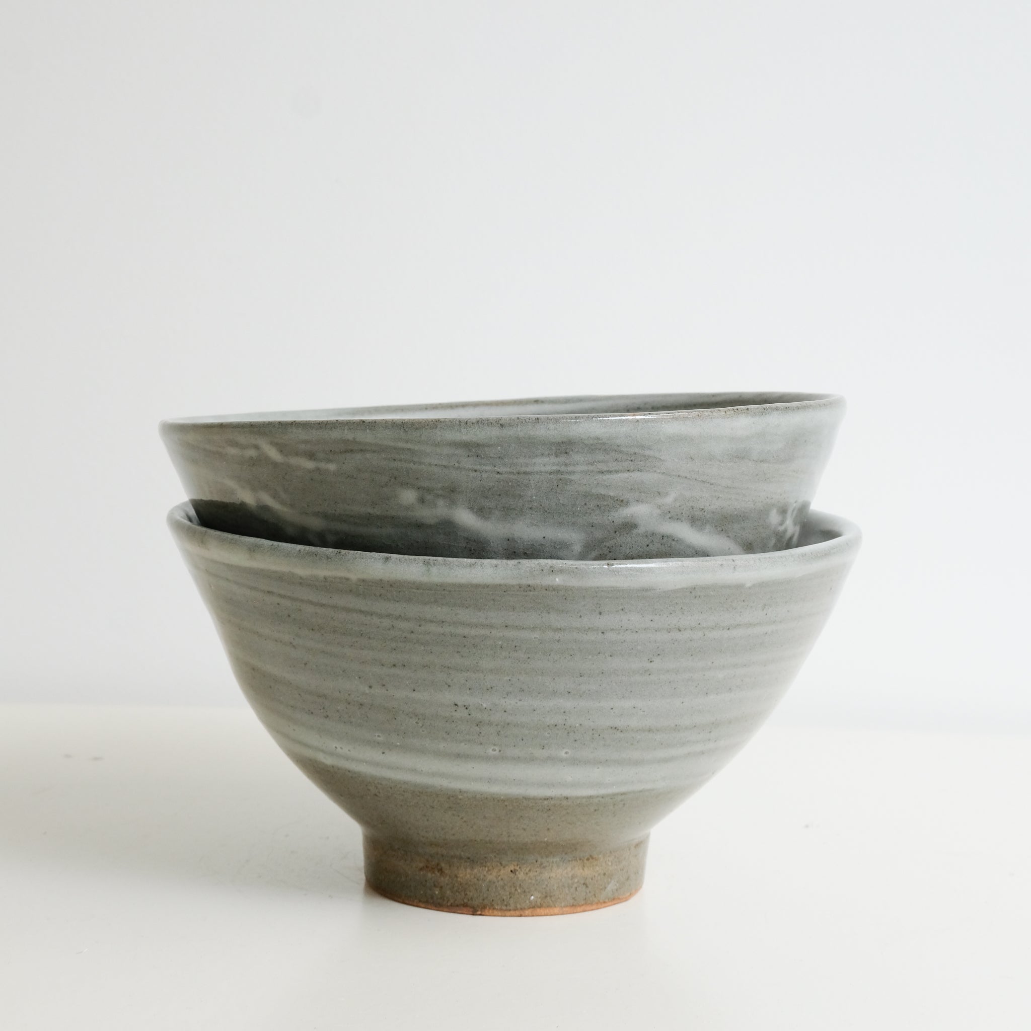 Bol à nouille D 19,5cm /gris et engobe blanc de Dauphine Scalbert chez Brutal Ceramics