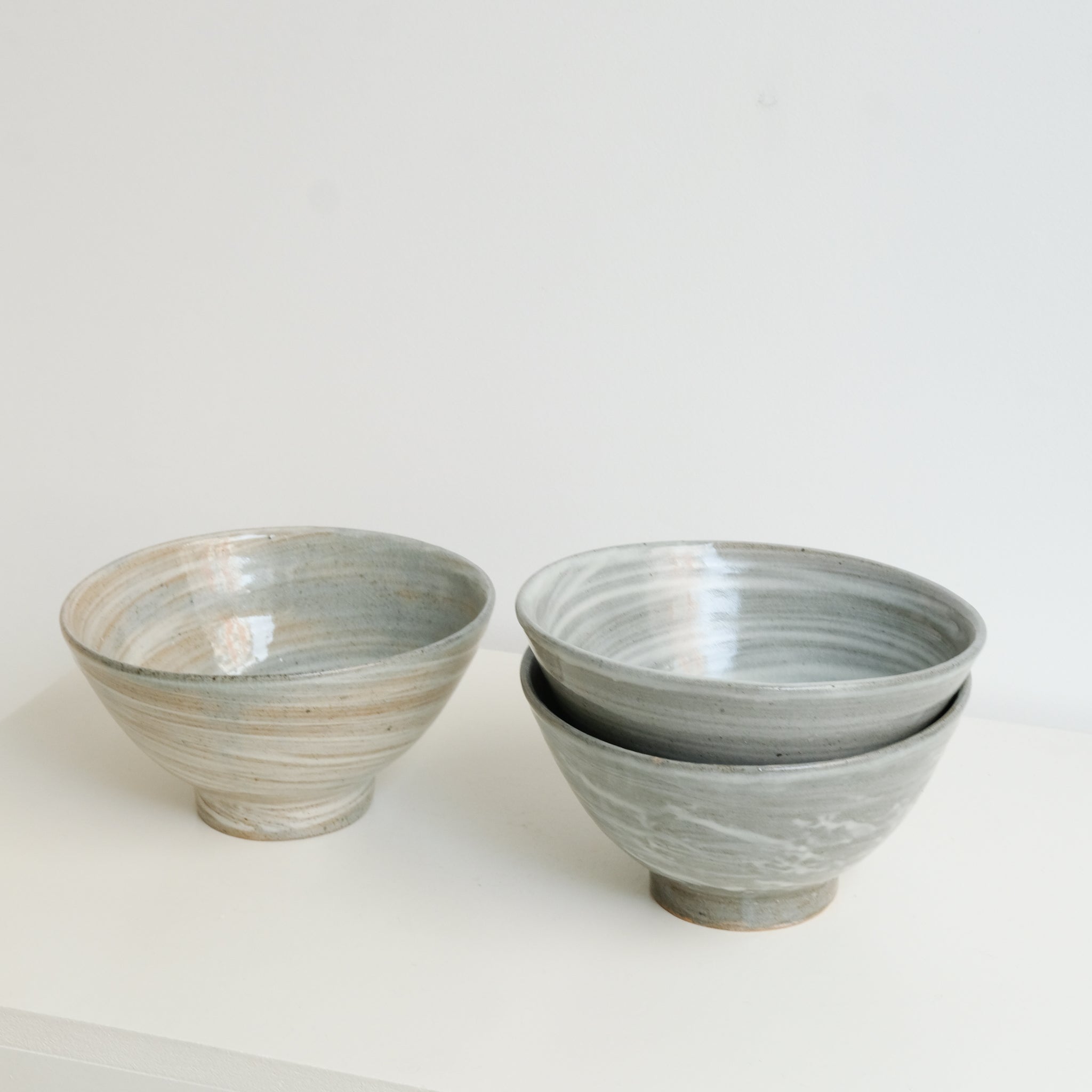 Bol à nouille D 19,5cm /gris et engobe blanc de Dauphine Scalbert chez Brutal Ceramics