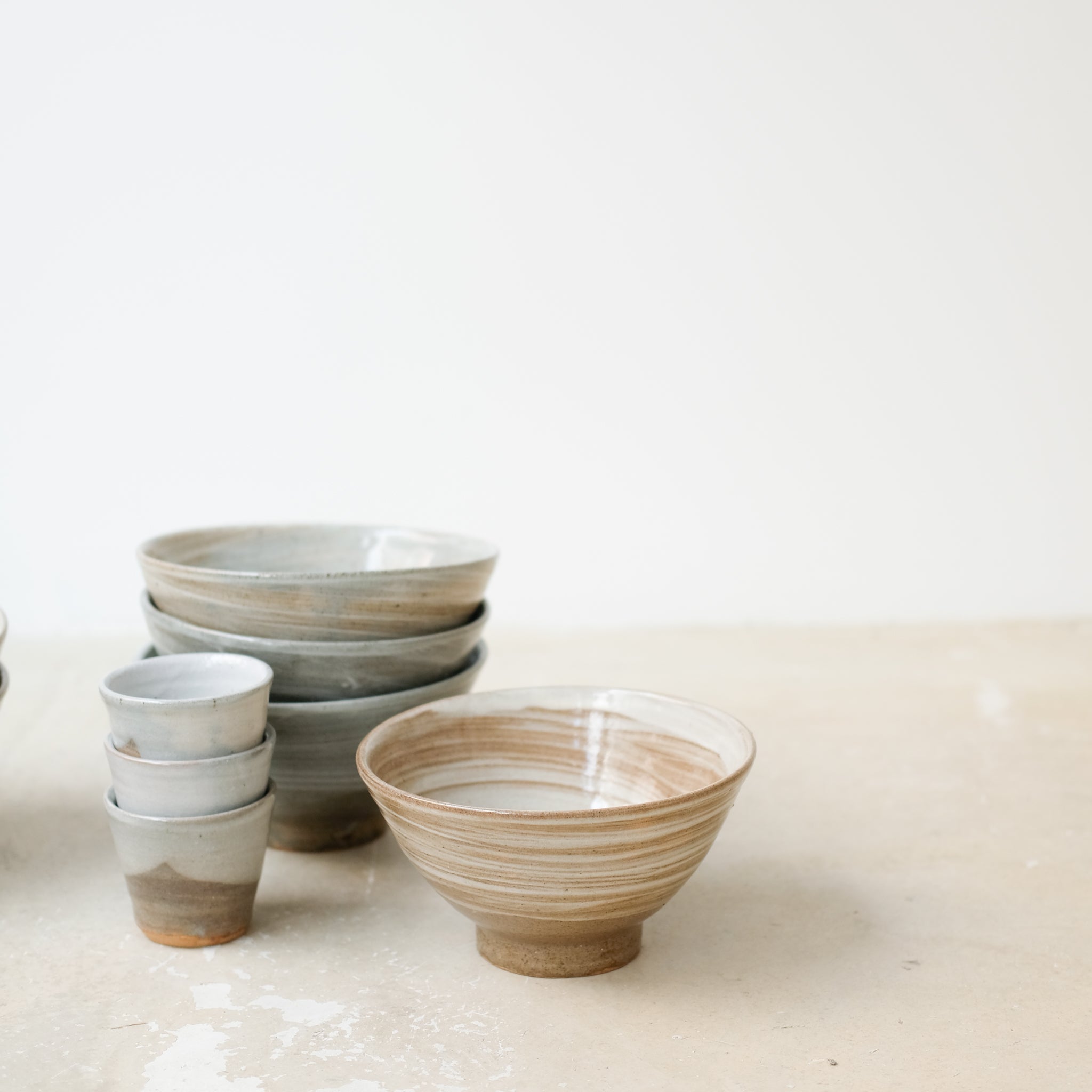 Bol à nouille en grès D 19,5cm / brun avec engobe blanc de Dauphine Scalbert chez Brutal Ceramics