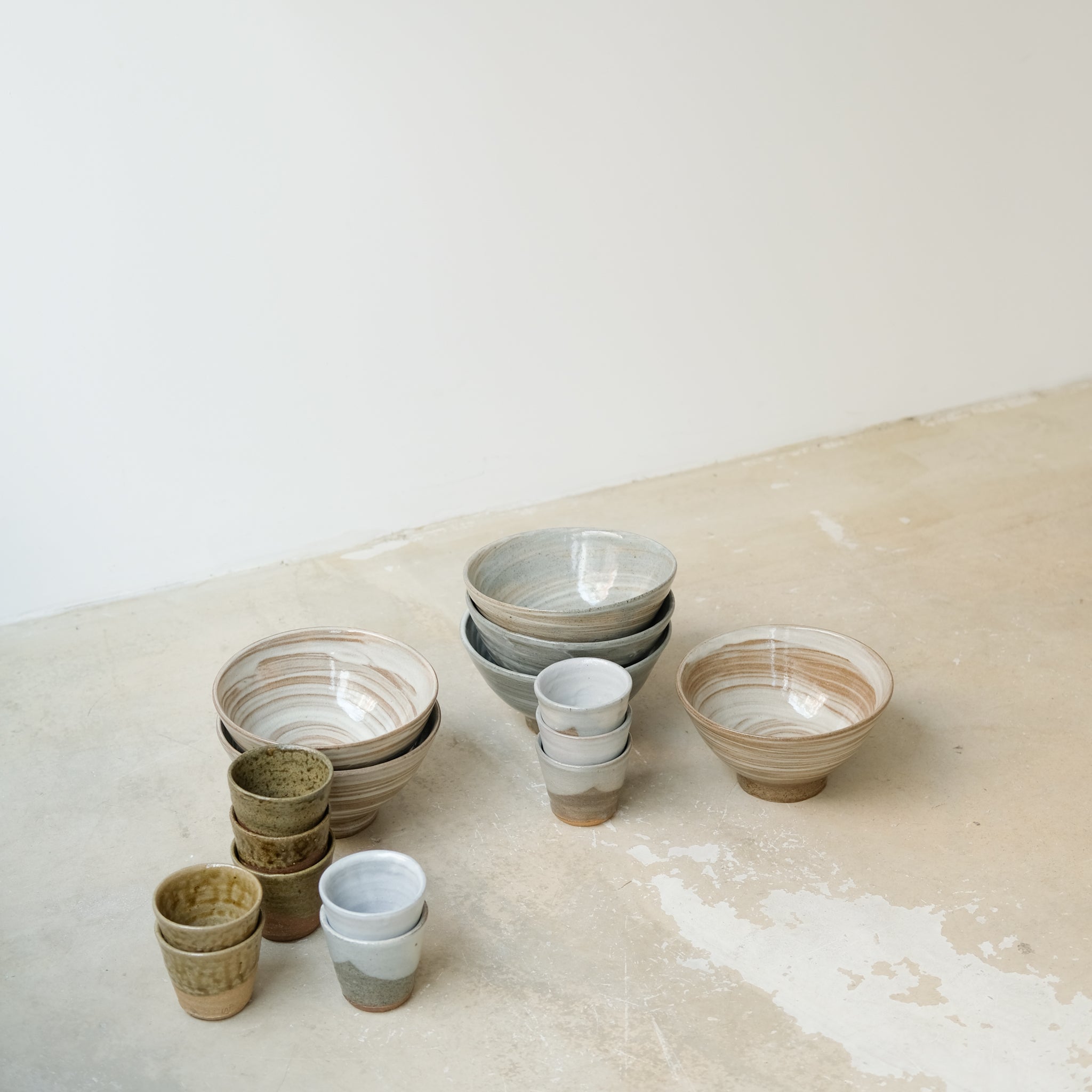 Tasse en grès 160 ml - vert foncé de Dauphine Scalbert chez Brutal Ceramics