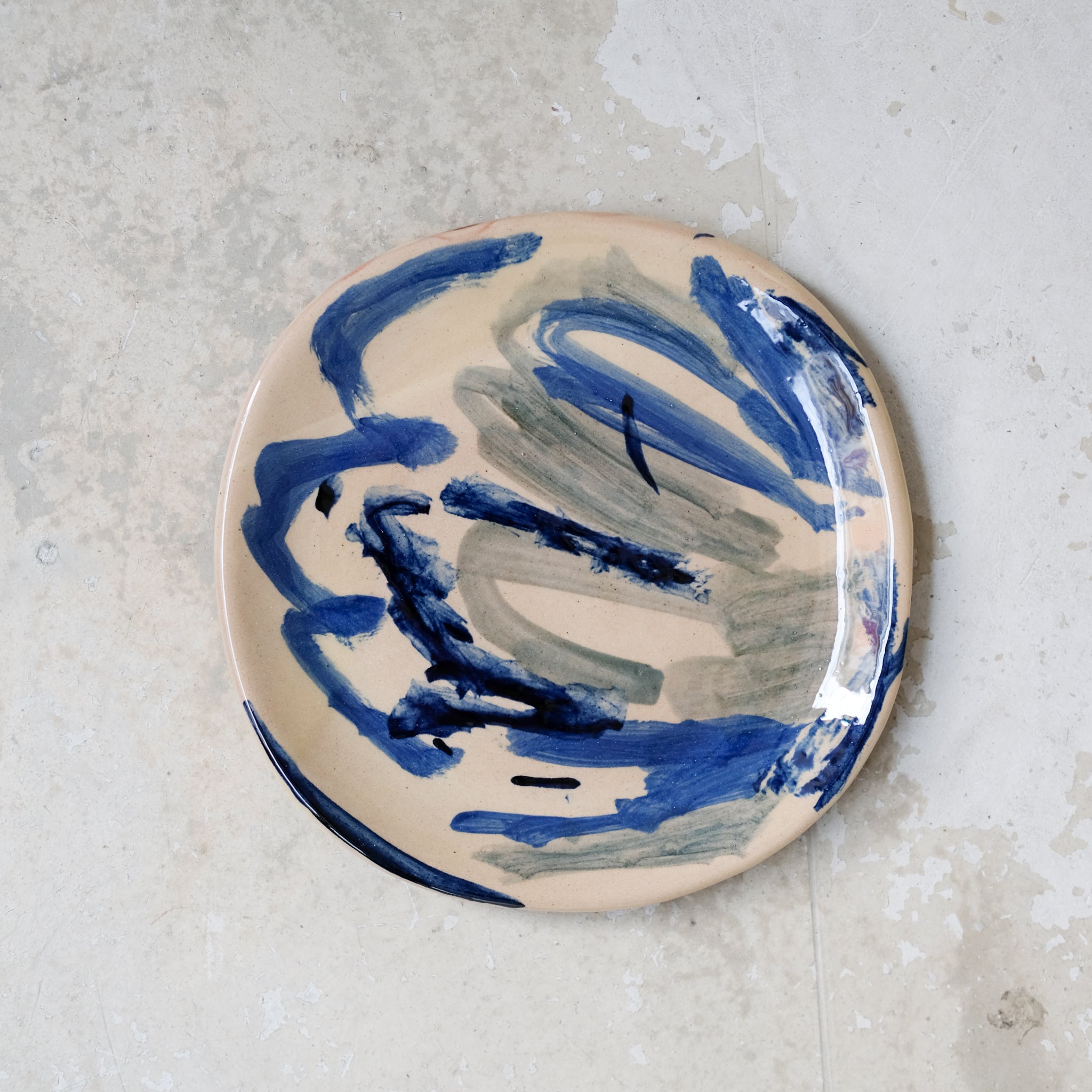 Assiette A2314 en faïence rouge D 19cm - Multicolore d'Héloise Bariol chez Brutal Ceramics