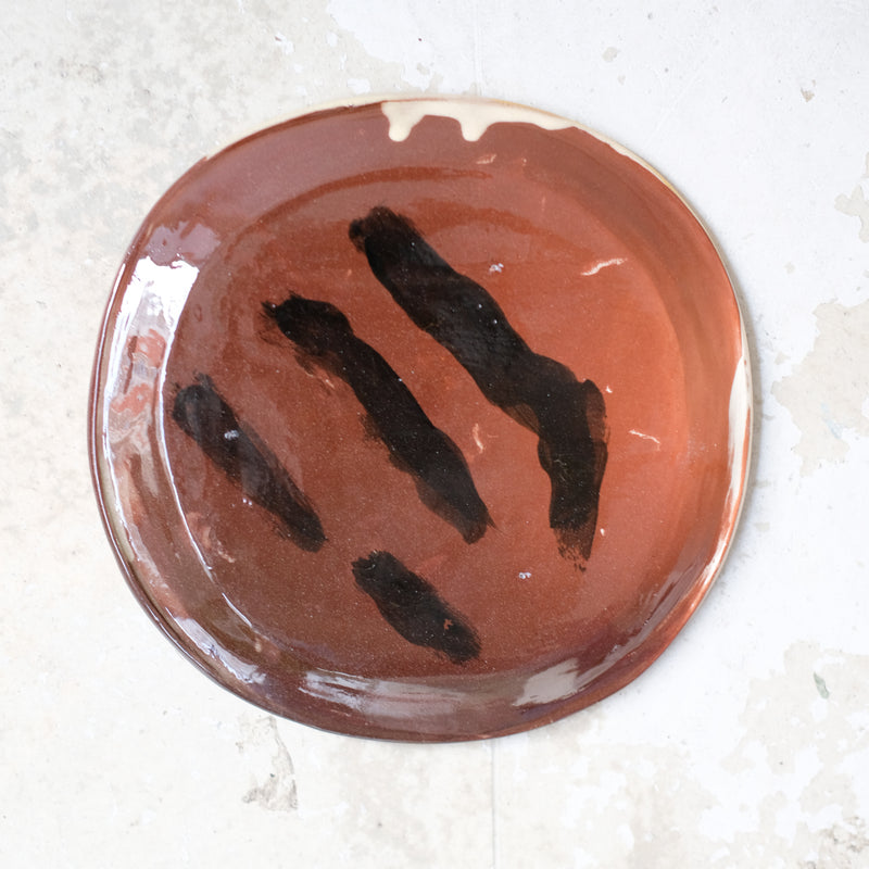 Assiette A2304 en faïence rouge D 19cm - Multicolore d'Héloise Bariol  chez Brutal Ceramics
