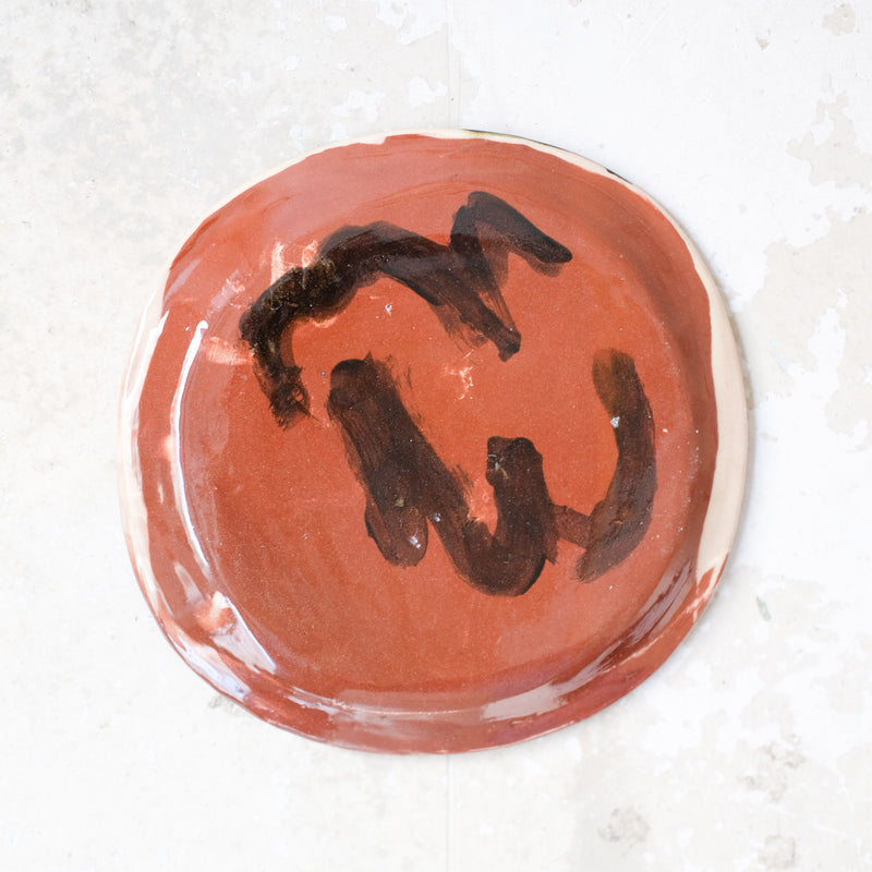 Assiette A2305 en faïence rouge D 19cm - Multicolore d'Héloise Bariol chez Brutal Ceramics