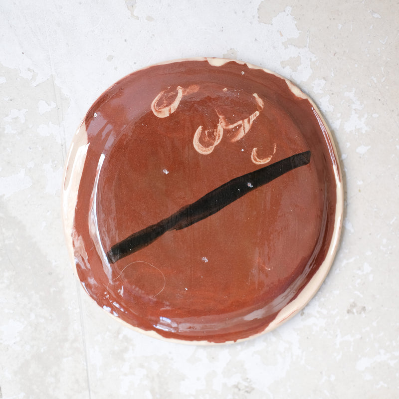 Assiette A2306 en faïence rouge D 19cm - Multicolore d'Héloise Bariol chez Brutal Ceramics