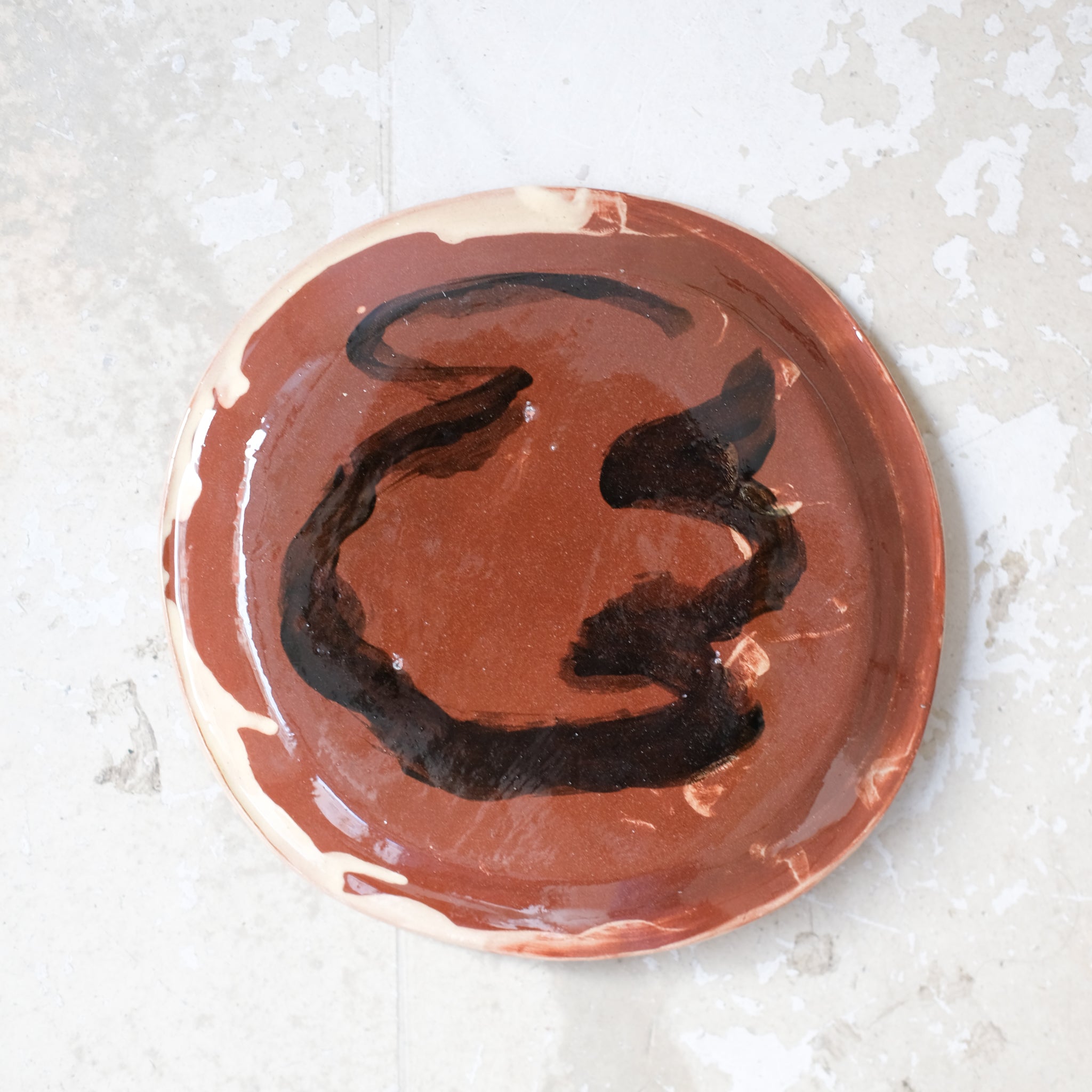 Assiette A2308 en faïence rouge D 19cm - Multicolore d'Héloise Bariol chez Brutal Ceramics