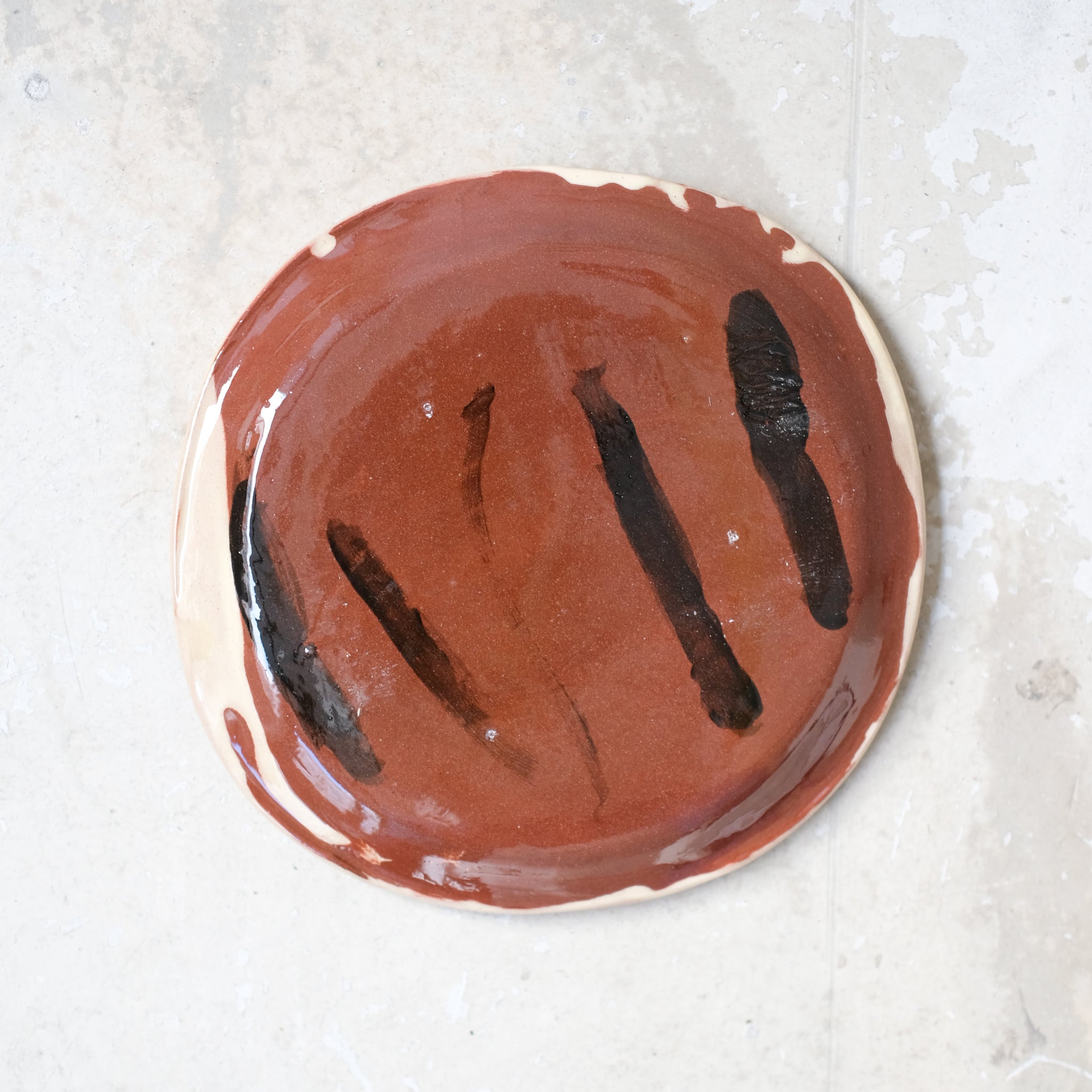 Assiette A2311 en faïence rouge D 19cm - Multicolore d'Héloise Bariol chez Brutal Ceramics