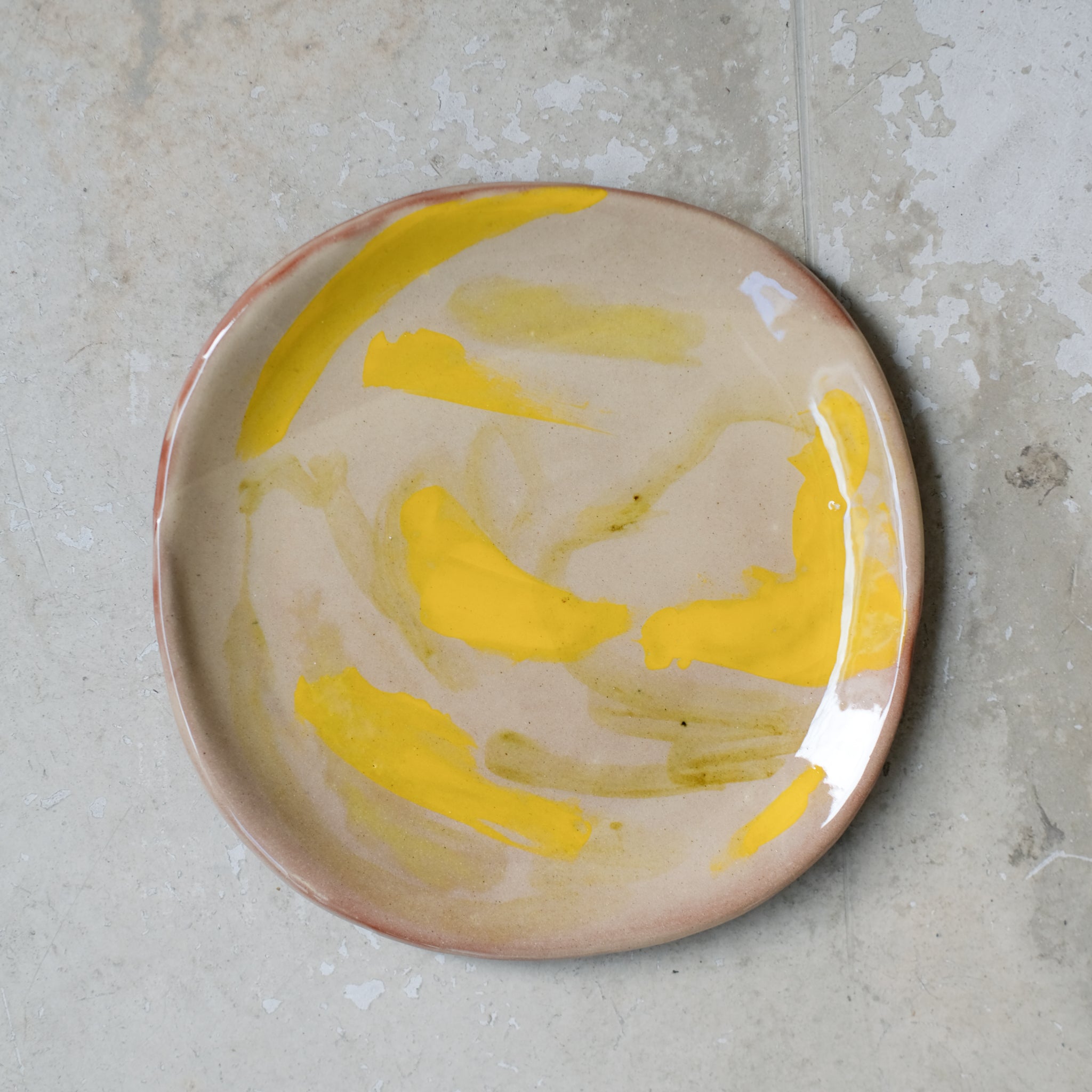 Assiette A2309 en faïence rouge D 19cm - Multicolore d'Héloise Bariol chez Brutal Ceramics