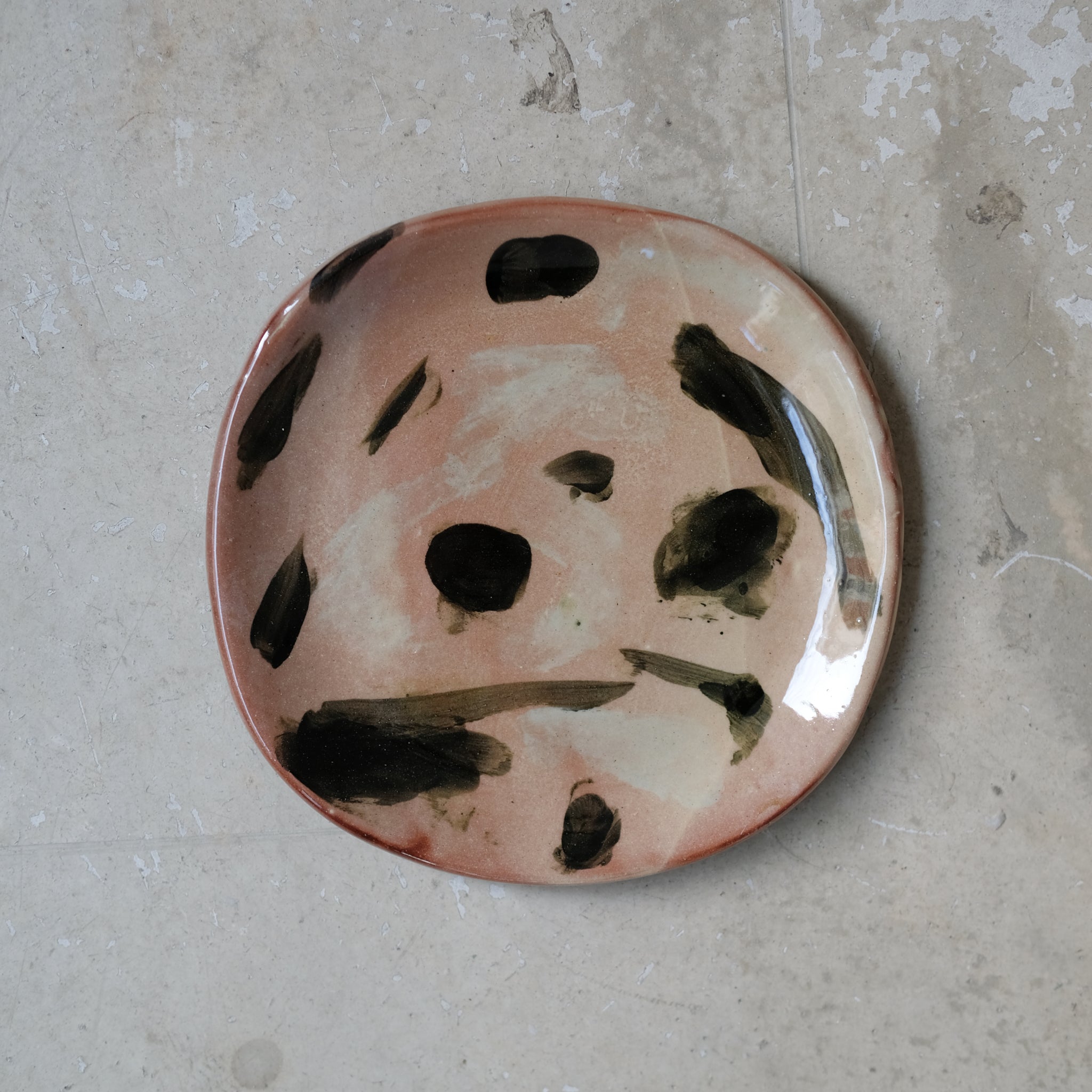Assiette A2313 en faïence rouge D 19cm - Multicolore d'Héloise Bariol chez Brutal Ceramics