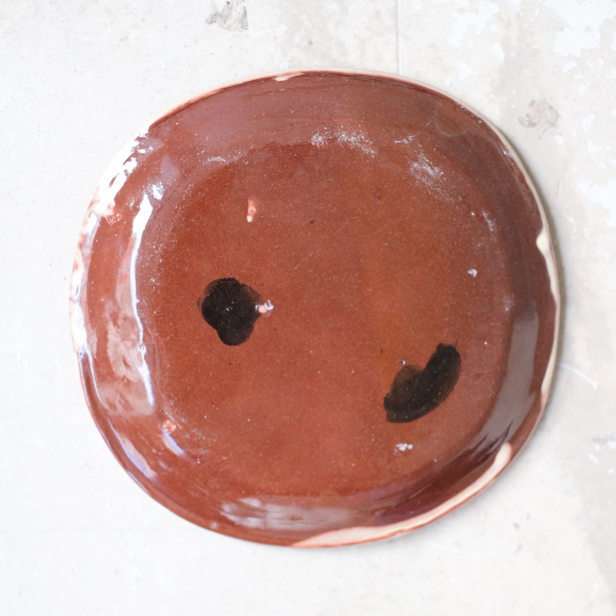 Assiette A2313 en faïence rouge D 19cm - Multicolore d'Héloise Bariol chez Brutal Ceramics