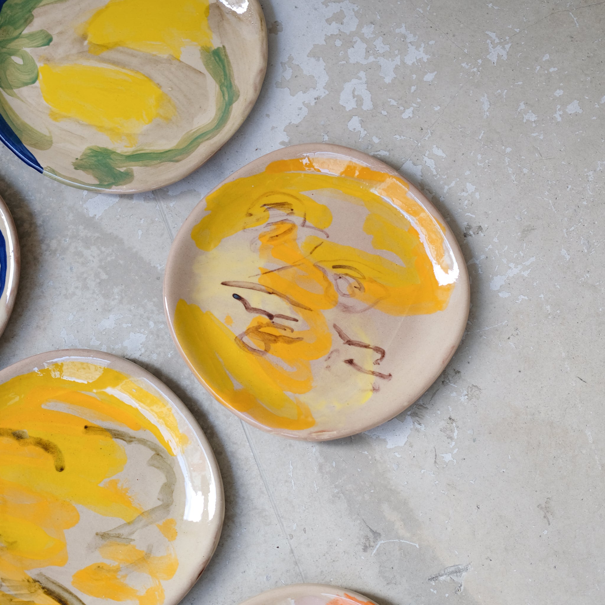 Assiette A2308 en faïence rouge D 19cm - Multicolore d'Héloise Bariol chez Brutal Ceramics