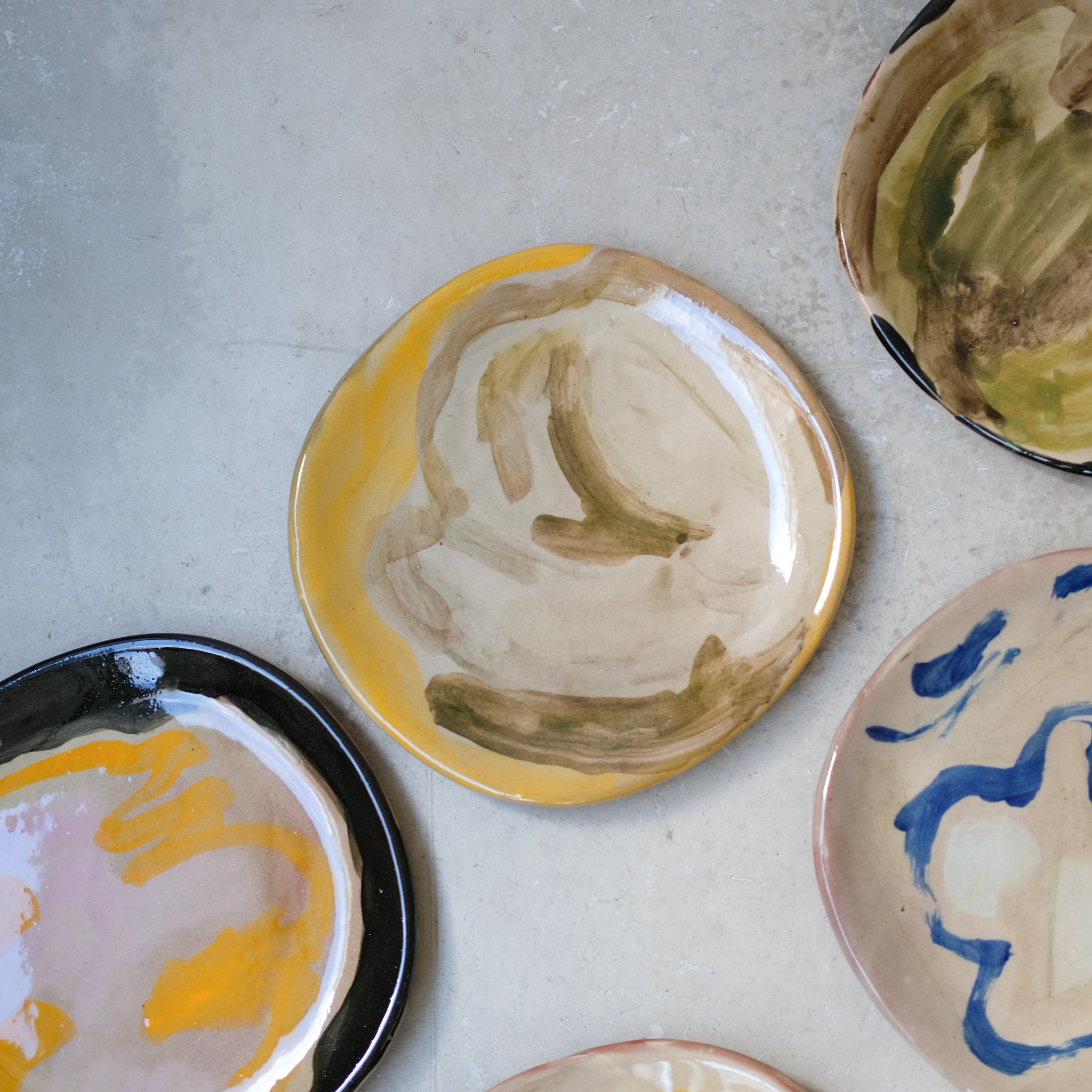 Assiette A2304 en faïence rouge D 19cm - Multicolore d'Héloise Bariol  chez Brutal Ceramics