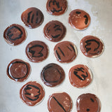 Assiette A2309 en faïence rouge D 19cm - Multicolore d'Héloise Bariol chez Brutal Ceramics