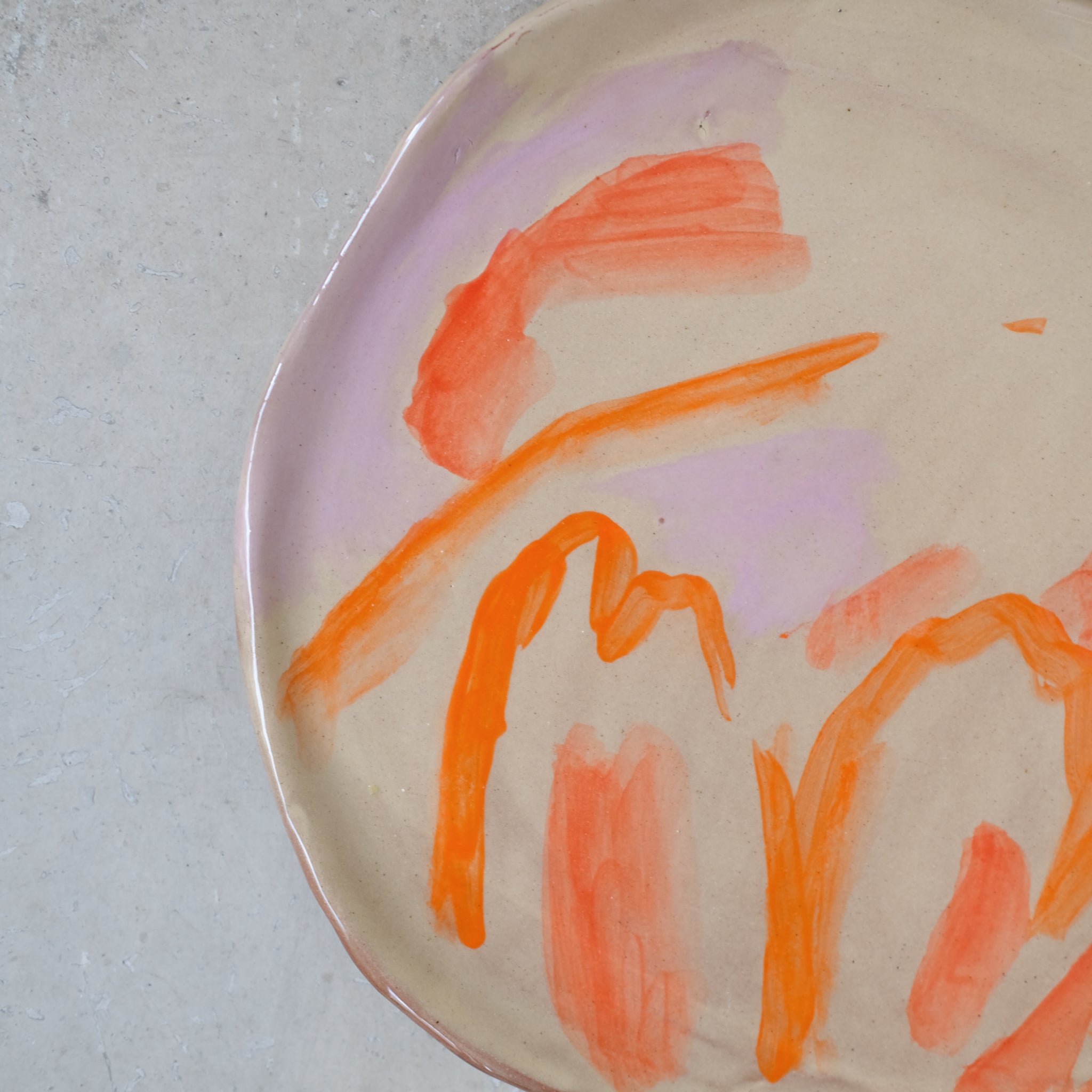 Assiette A2324 en faïence rouge D 27cm - Multicolore d'Héloise Bariol chez Brutal Ceramics
