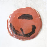 Assiette A2324 en faïence rouge D 27cm - Multicolore d'Héloise Bariol chez Brutal Ceramics