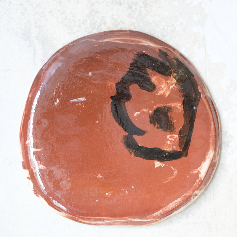 Assiette A2315 en faïence rouge D 27cm - Multicolore d'Héloise Bariol chez Brutal Ceramics