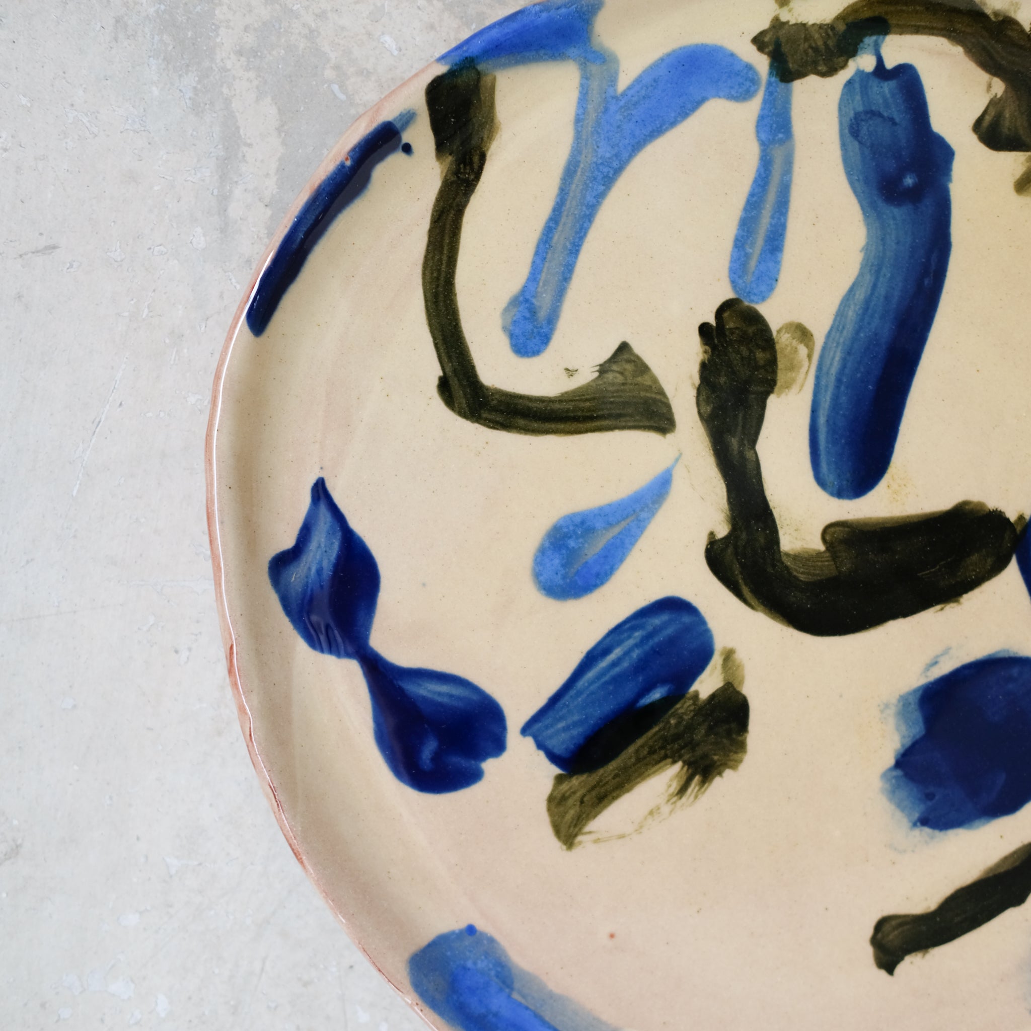 Assiette A2317 en faïence rouge D 27cm - Multicolore d'Héloise Bariol chez Brutal Ceramics