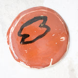 Assiette A2317 en faïence rouge D 27cm - Multicolore d'Héloise Bariol chez Brutal Ceramics