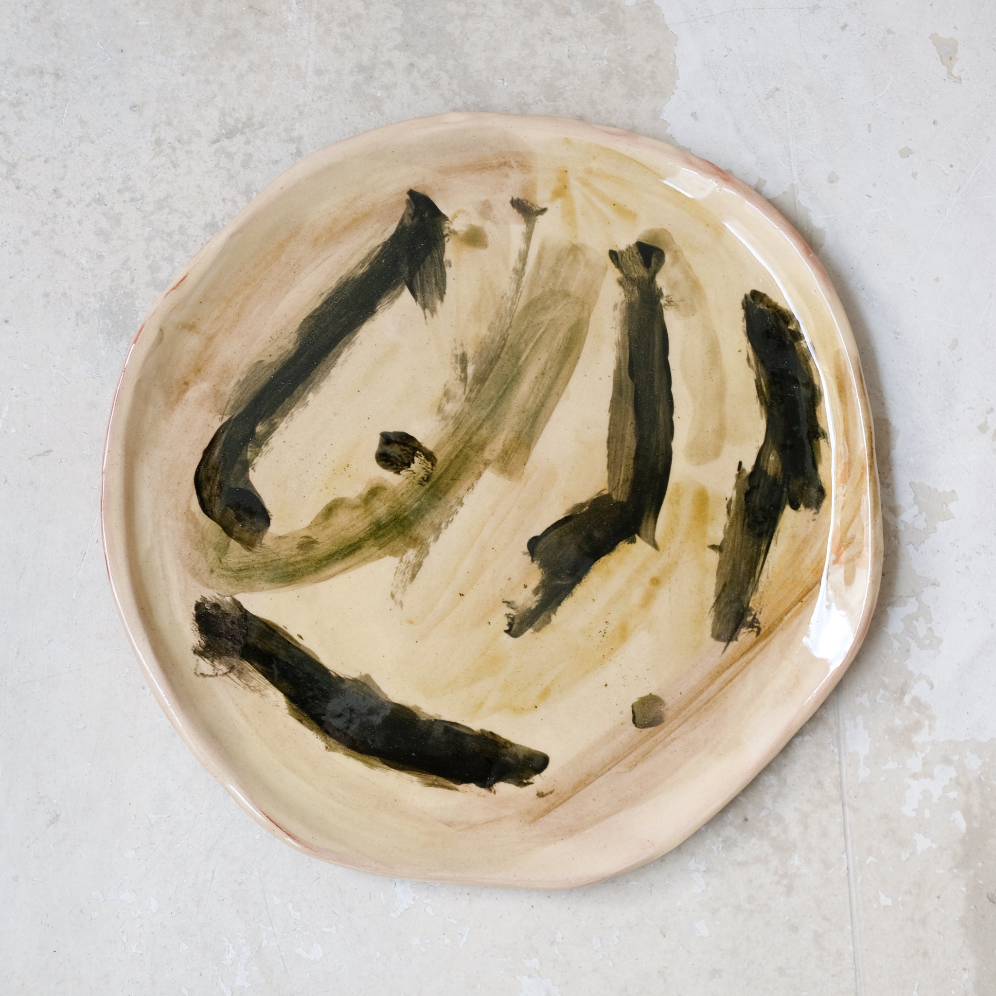 Assiette A2318 en faïence rouge D 27cm - Multicolore d'Héloise Bariol chez Brutal Ceramics