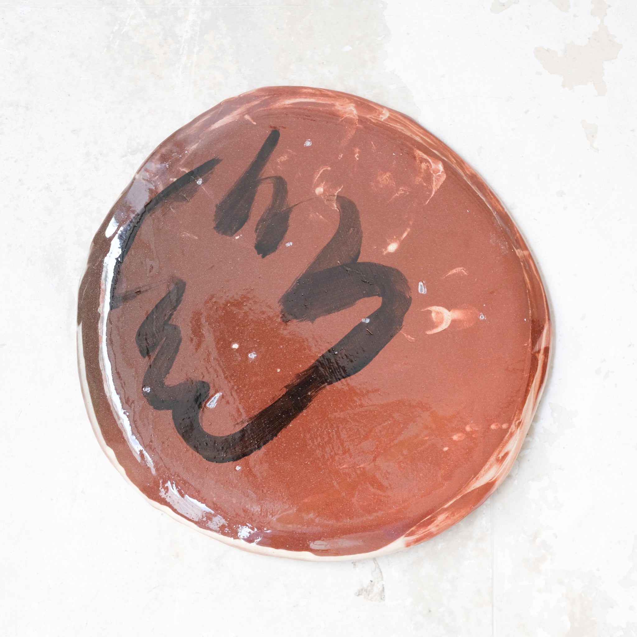 Assiette A2321 en faïence rouge D 27cm - Multicolore d'Héloise Bariol chez Brutal Ceramics