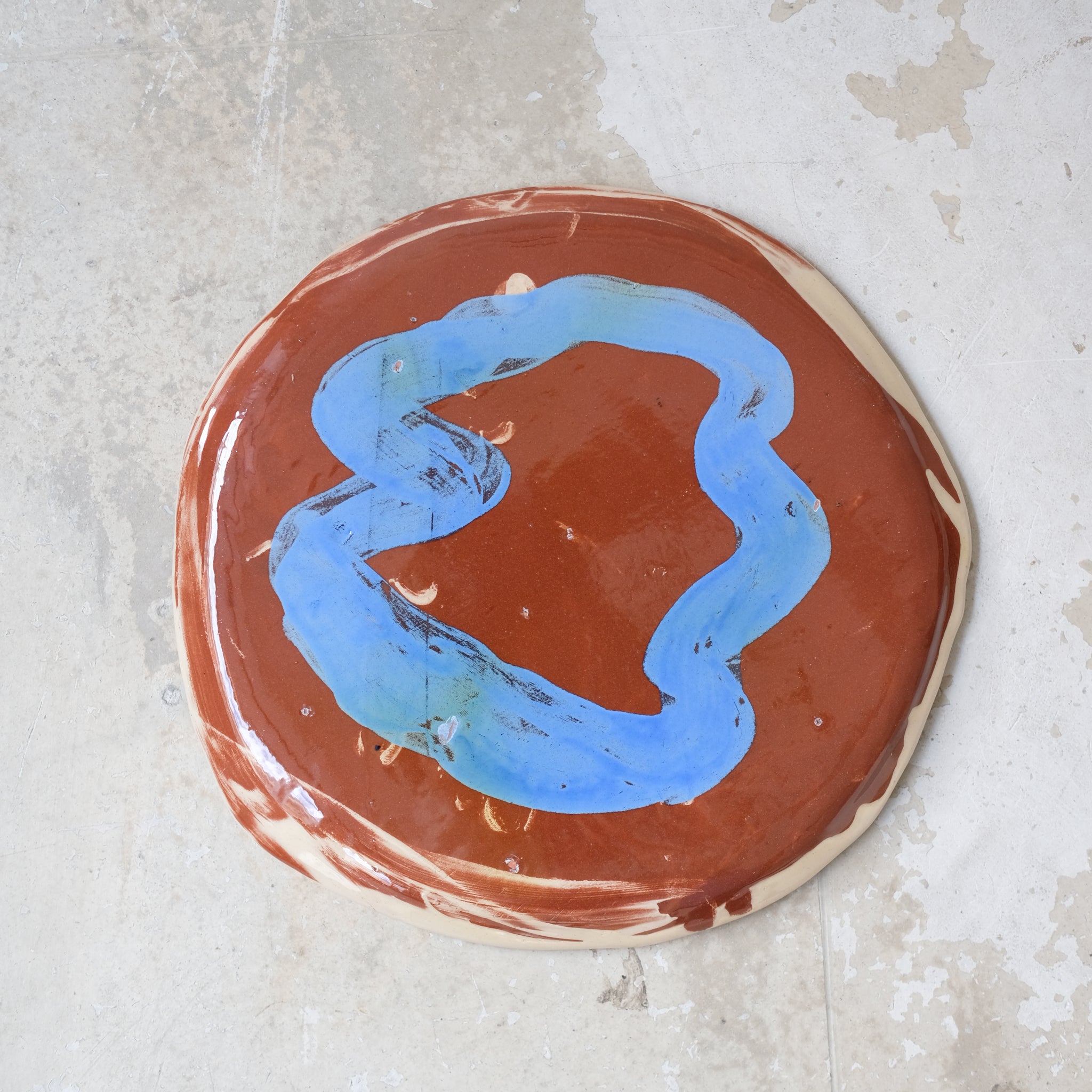 Assiette A2322 en faïence rouge D 27cm - Multicolore d'Héloise Bariol chez Brutal Ceramics