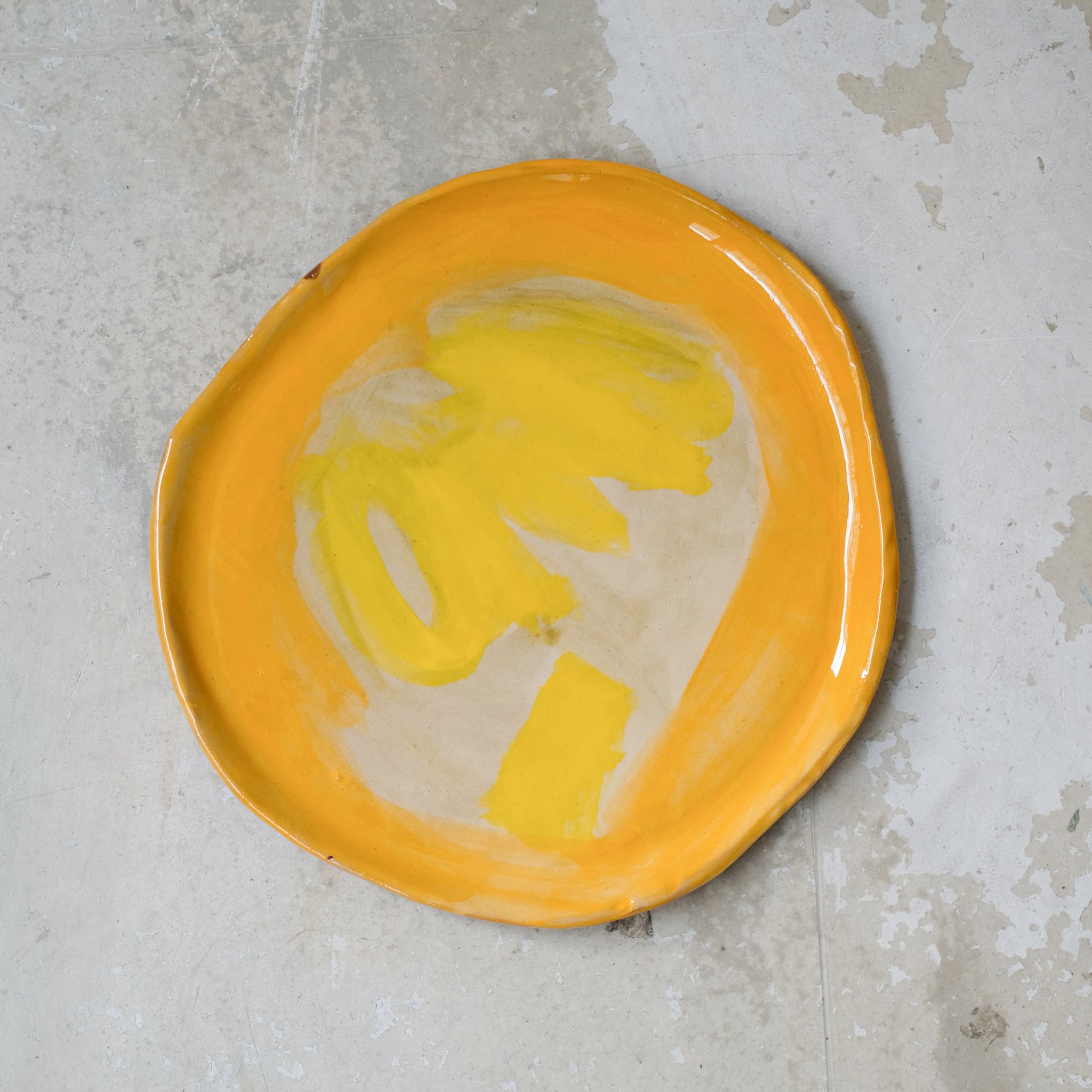 Assiette A2322 en faïence rouge D 27cm - Multicolore d'Héloise Bariol chez Brutal Ceramics
