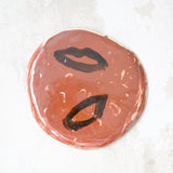 Assiette A2322 en faïence rouge D 27cm - Multicolore d'Héloise Bariol chez Brutal Ceramics