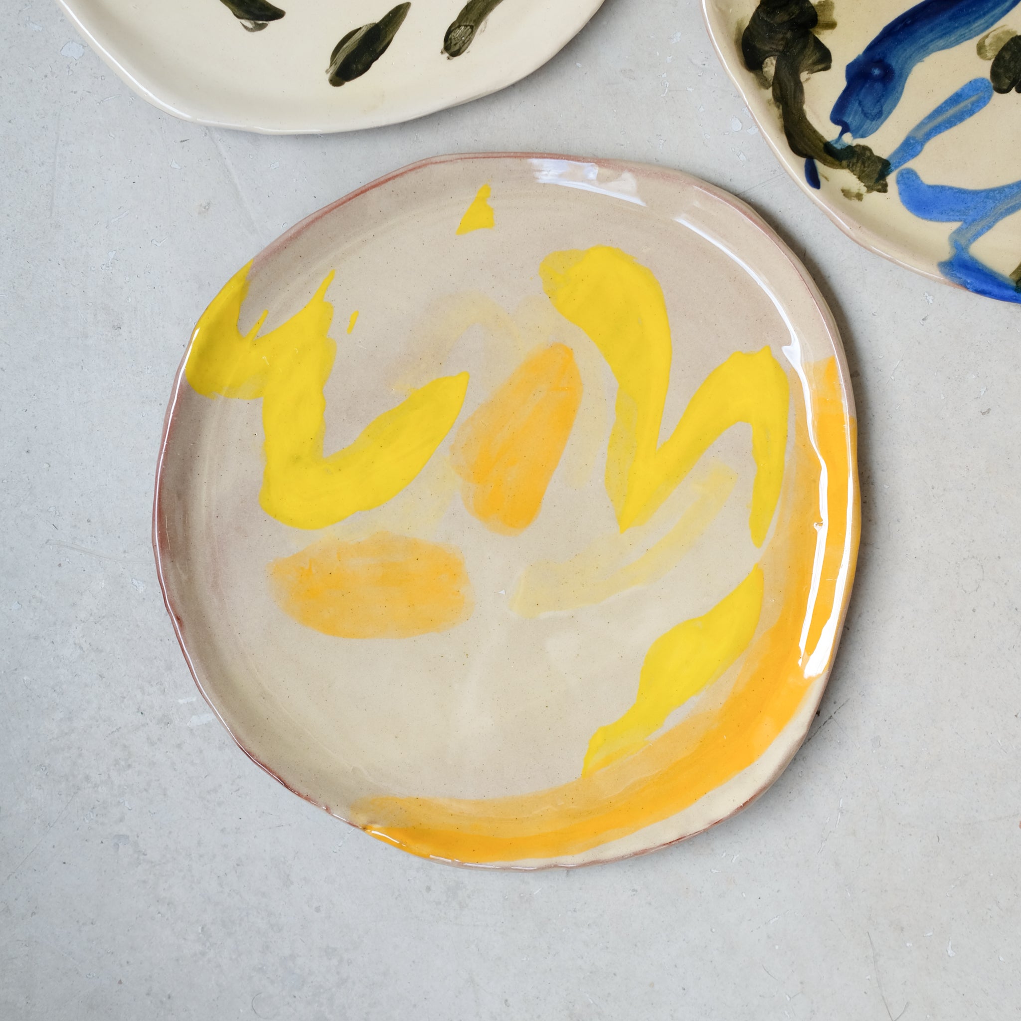 Assiette A2316 en faïence rouge D 27cm - Multicolore d'Héloise Bariol chez Brutal Ceramics