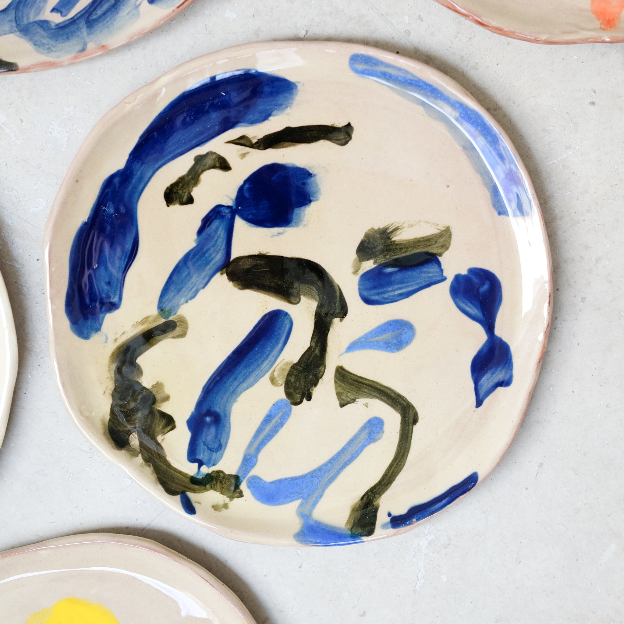 Assiette A2317 en faïence rouge D 27cm - Multicolore d'Héloise Bariol chez Brutal Ceramics