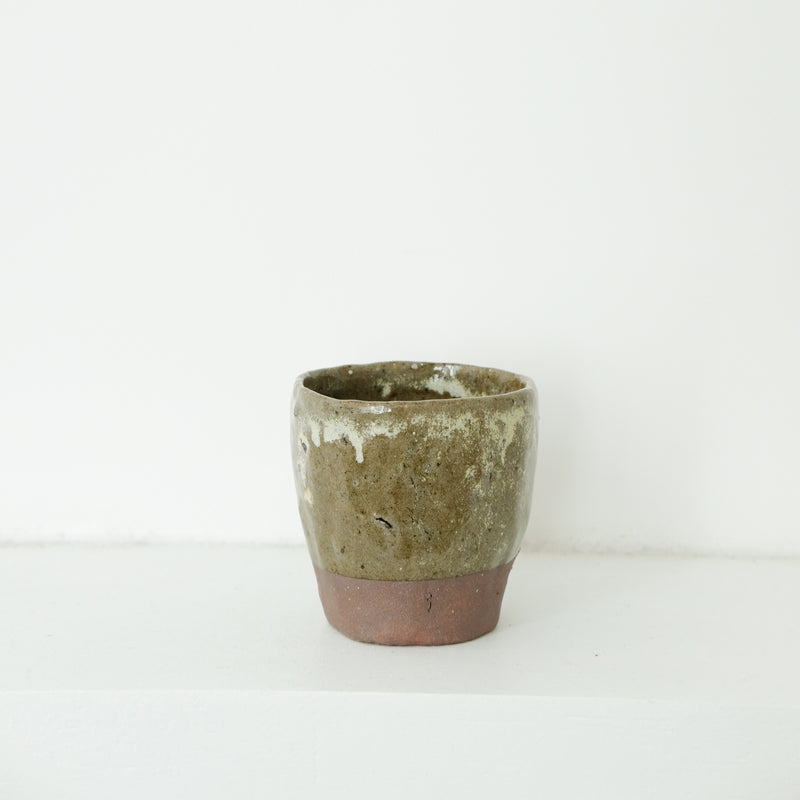 Tasse en terre glanée cuisson bois 75ml  - Vert de Judith Lasry chez Brutal Ceramics