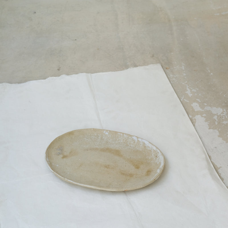 Plateau oval 01 en grès L 26cm  - Sable de Judith Lasry chez Brutal Ceramics