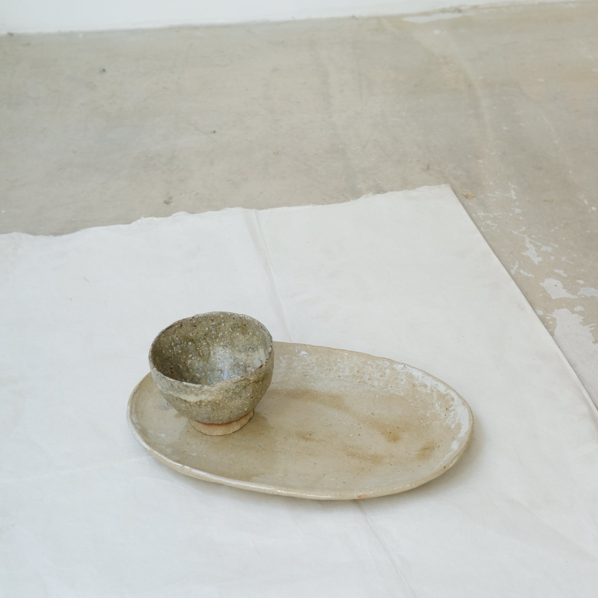 Plateau oval 01 en grès L 26cm  - Sable de Judith Lasry chez Brutal Ceramics