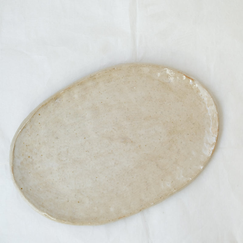 Plateau oval 02 en grès L 26cm  - Sablede Judith Lasry chez Brutal Ceramics