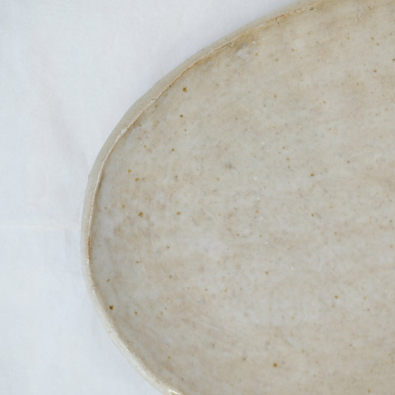Plateau oval 02 en grès L 26cm  - Sablede Judith Lasry chez Brutal Ceramics