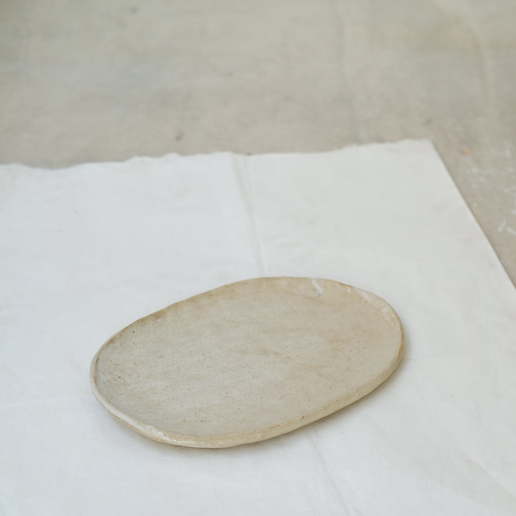 Plateau oval 02 en grès L 26cm  - Sablede Judith Lasry chez Brutal Ceramics