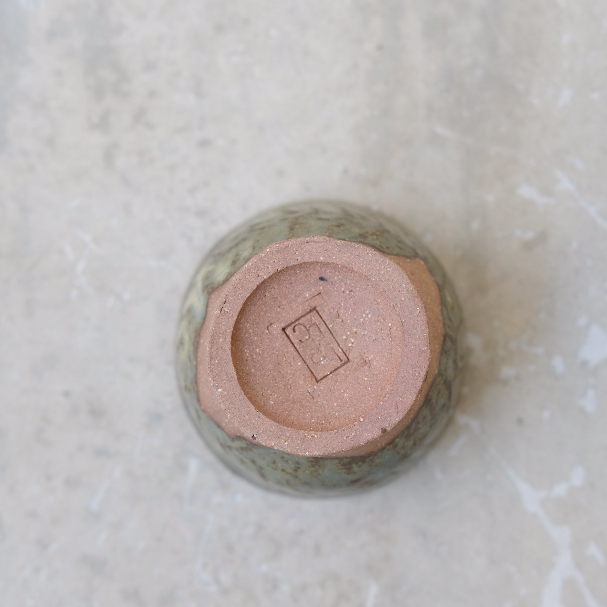 Tasse en grès 70ml - vert jaune de La Poterie du Chaillou chez Brutal Ceramics
