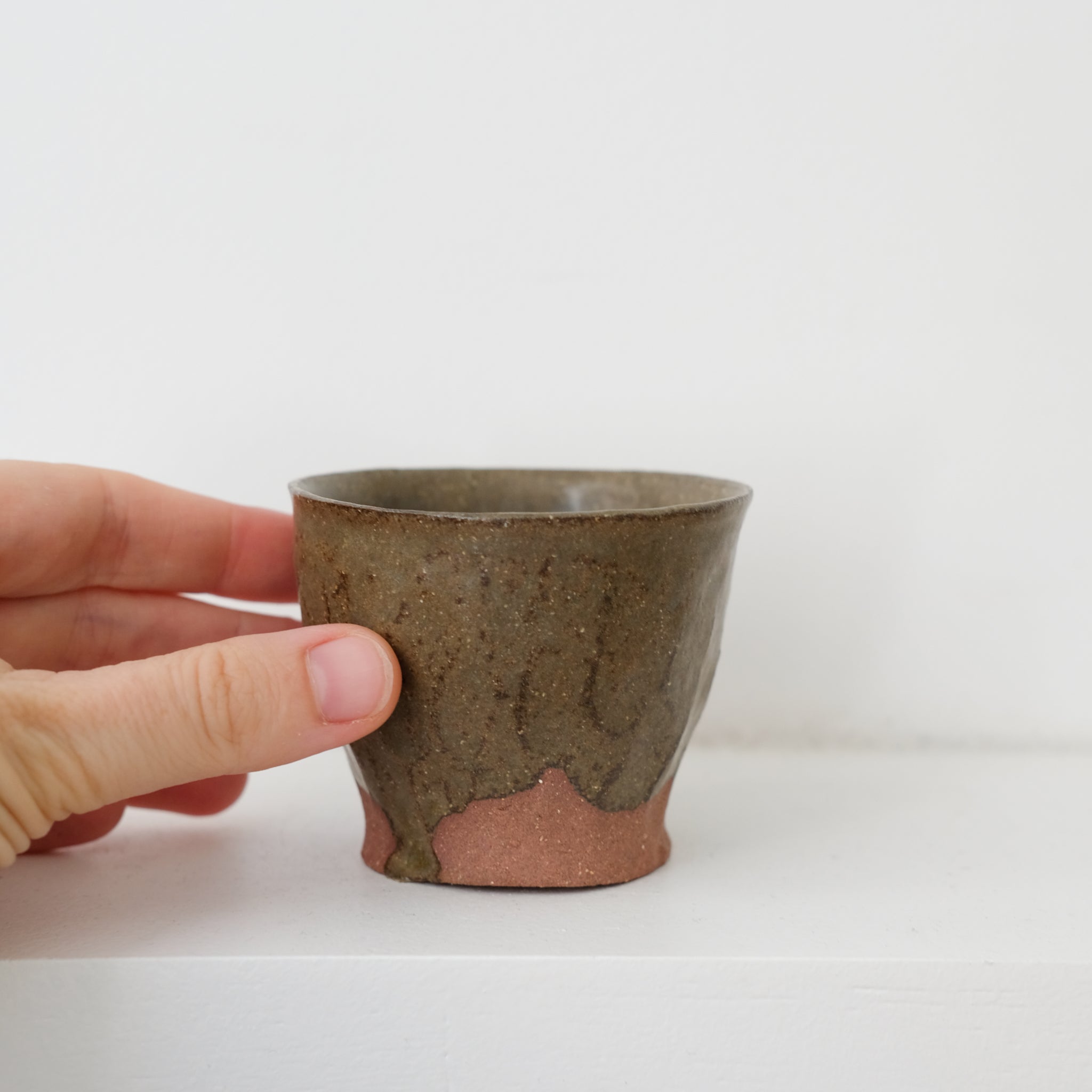 Tasse en grès 70ml - vert satiné de La Poterie du Chaillou chez Brutal Ceramics