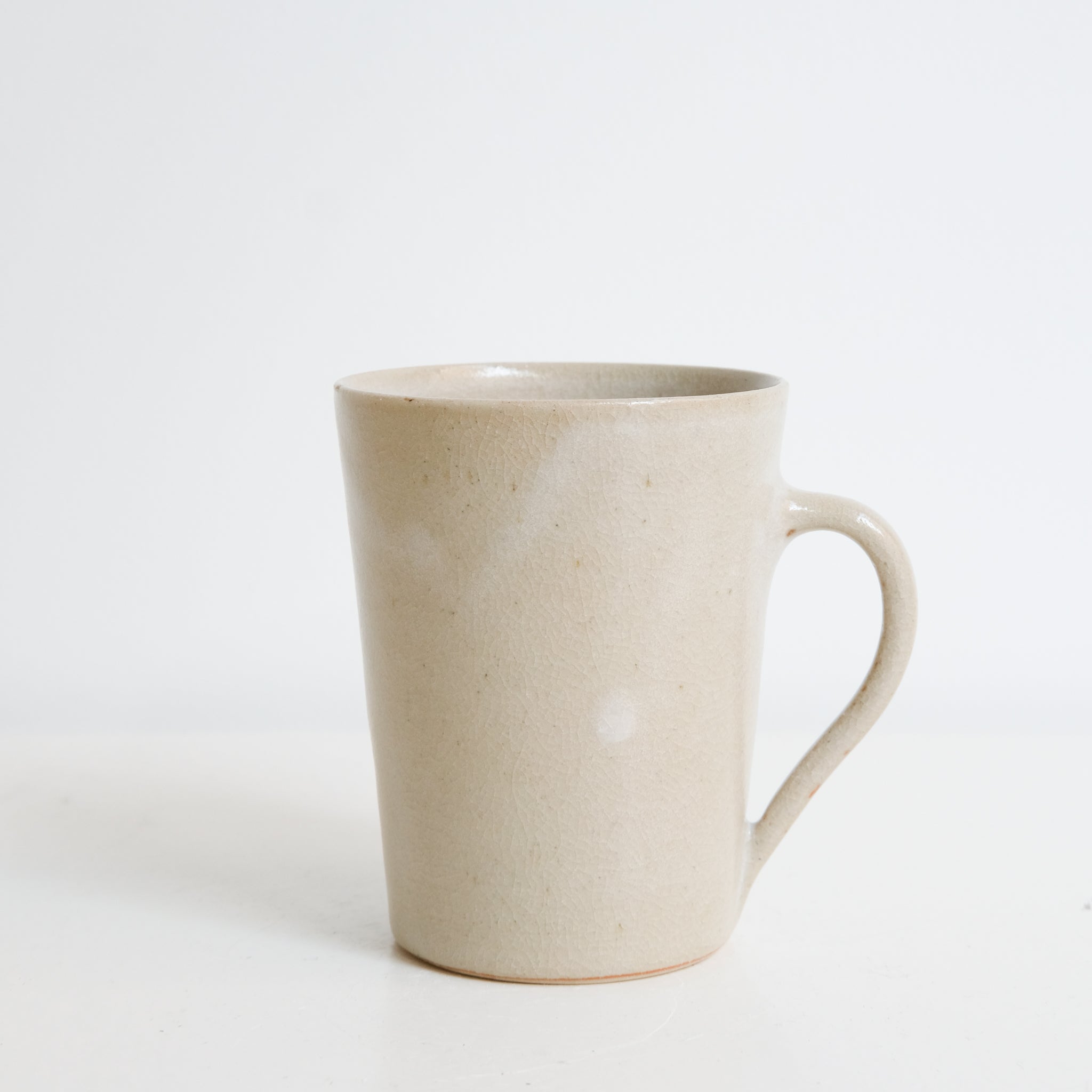 Tasse en grès 280ml - beige craquelé par la céramiste Laurence Labbé chez Brutal Ceramics