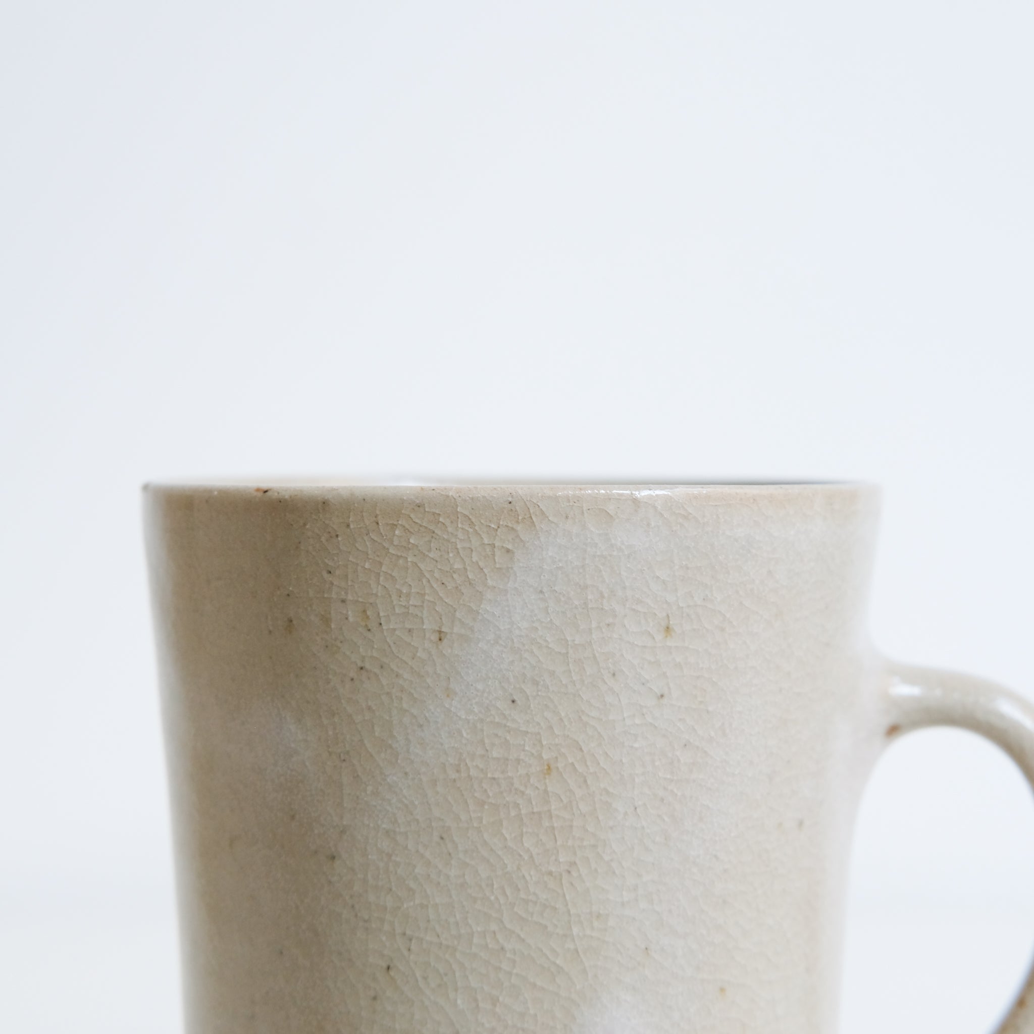 Tasse en grès 280ml - beige craquelé par la céramiste Laurence Labbé chez Brutal Ceramics