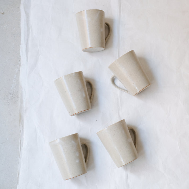 Tasse en grès 280ml - beige craquelé par la céramiste Laurence Labbé chez Brutal Ceramics