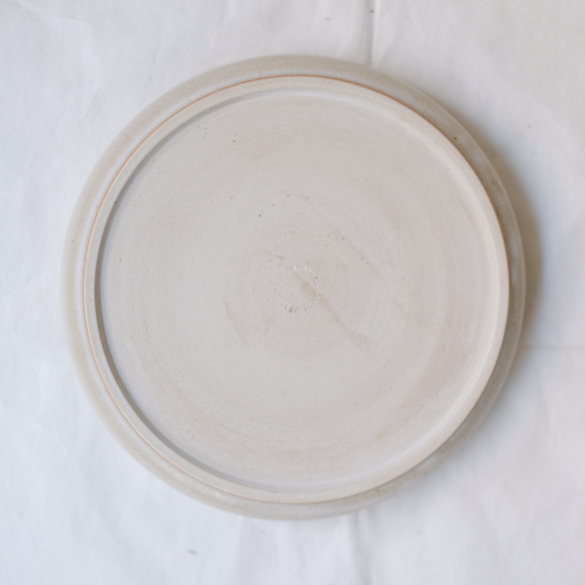 Assiette à rebord beige craquelé par la céramiste Laurence Labbé chez Brutal Ceramics