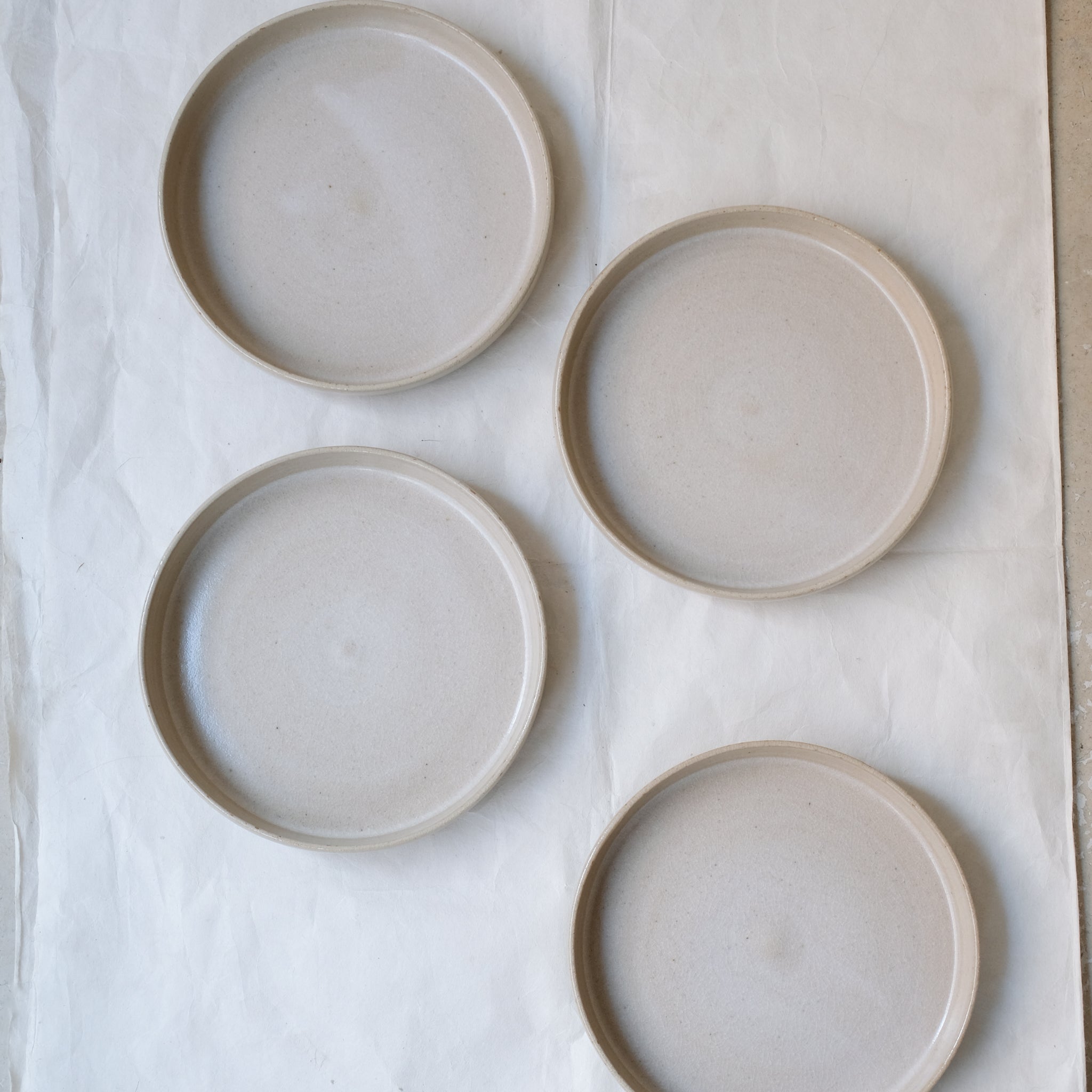 Assiette à rebord beige craquelé par la céramiste Laurence Labbé chez Brutal Ceramics