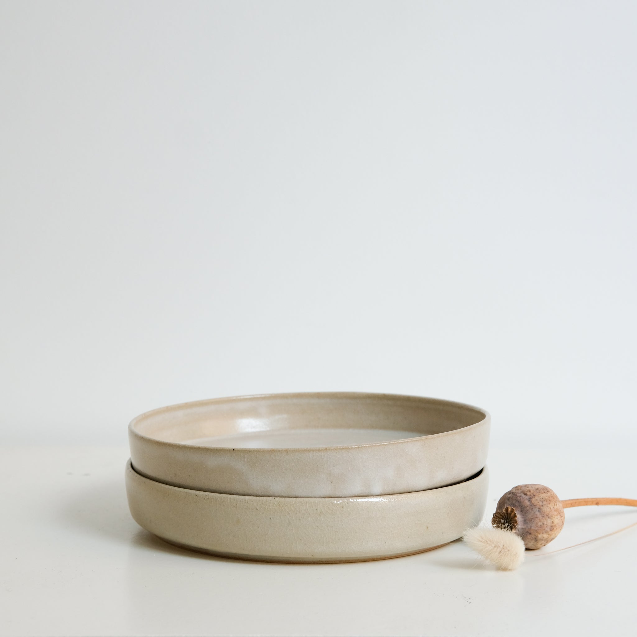 Assiette à rebord beige craquelé par la céramiste Laurence Labbé chez Brutal Ceramics