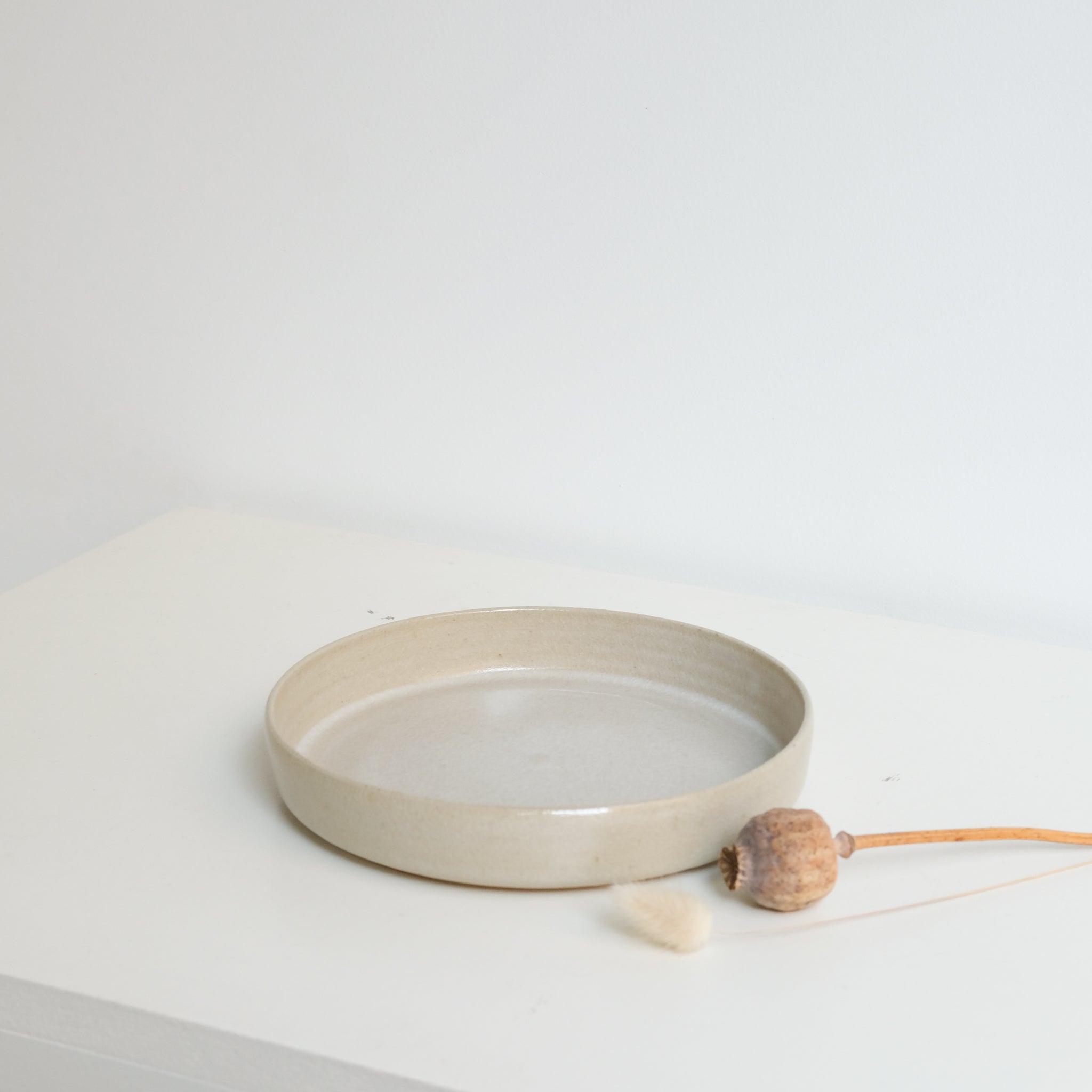 Assiette à rebord beige craquelé par la céramiste Laurence Labbé chez Brutal Ceramics